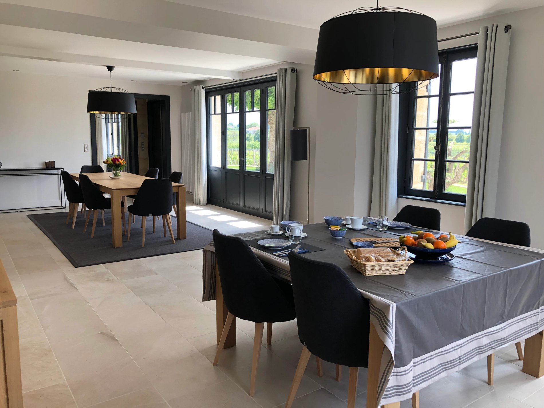 Salle à manger lumineuse de La Maison du Château Soutard-Cadet à Saint-Émilion