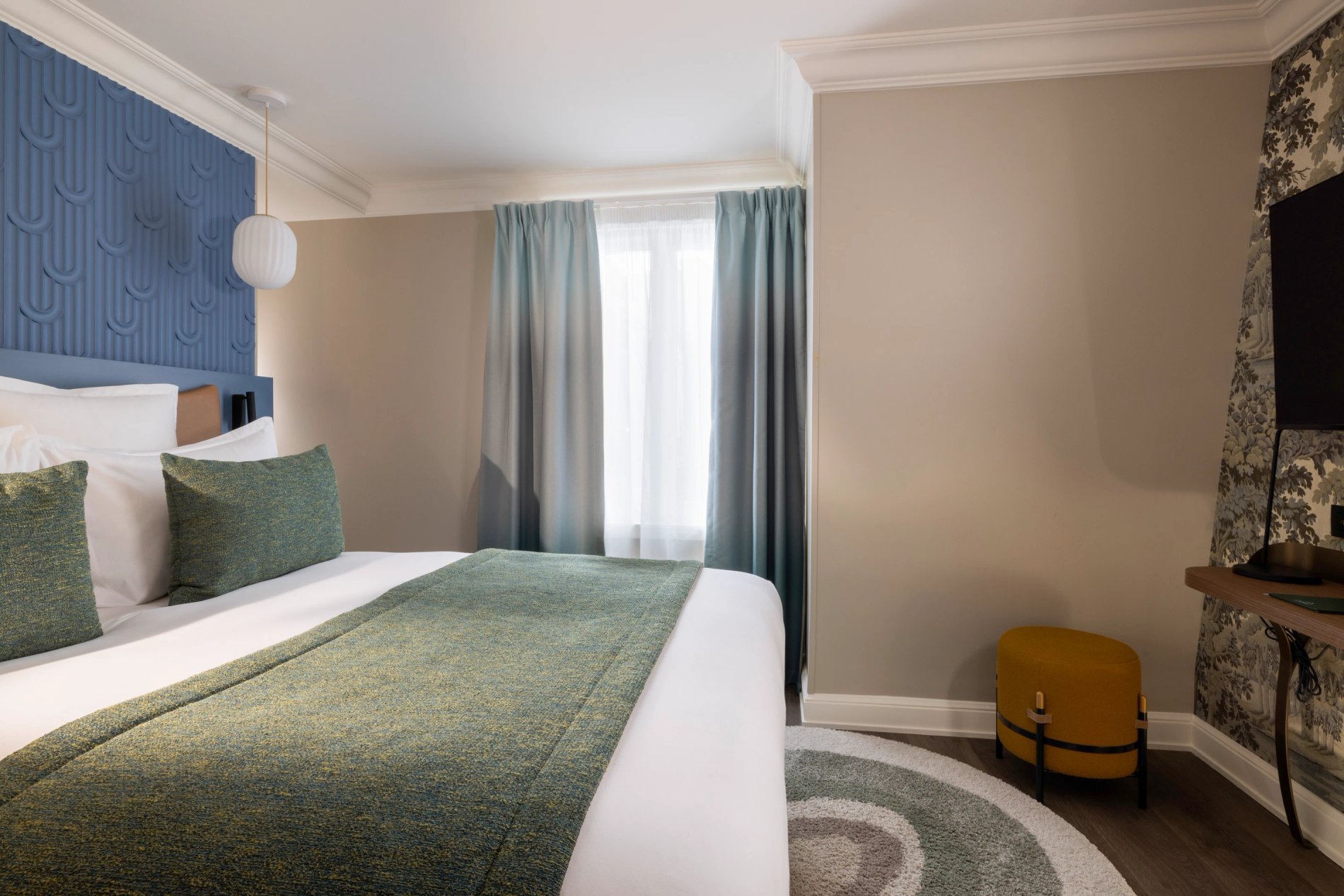 Hotel L'Ormaie Classic Room Eiffel Tower view Desk