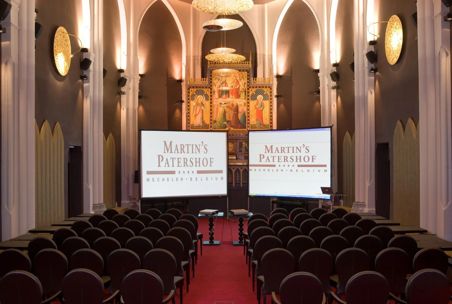 Salle de réunion dans la nef de l'hôtel Martin's Patershof, ancienne église à Malines.