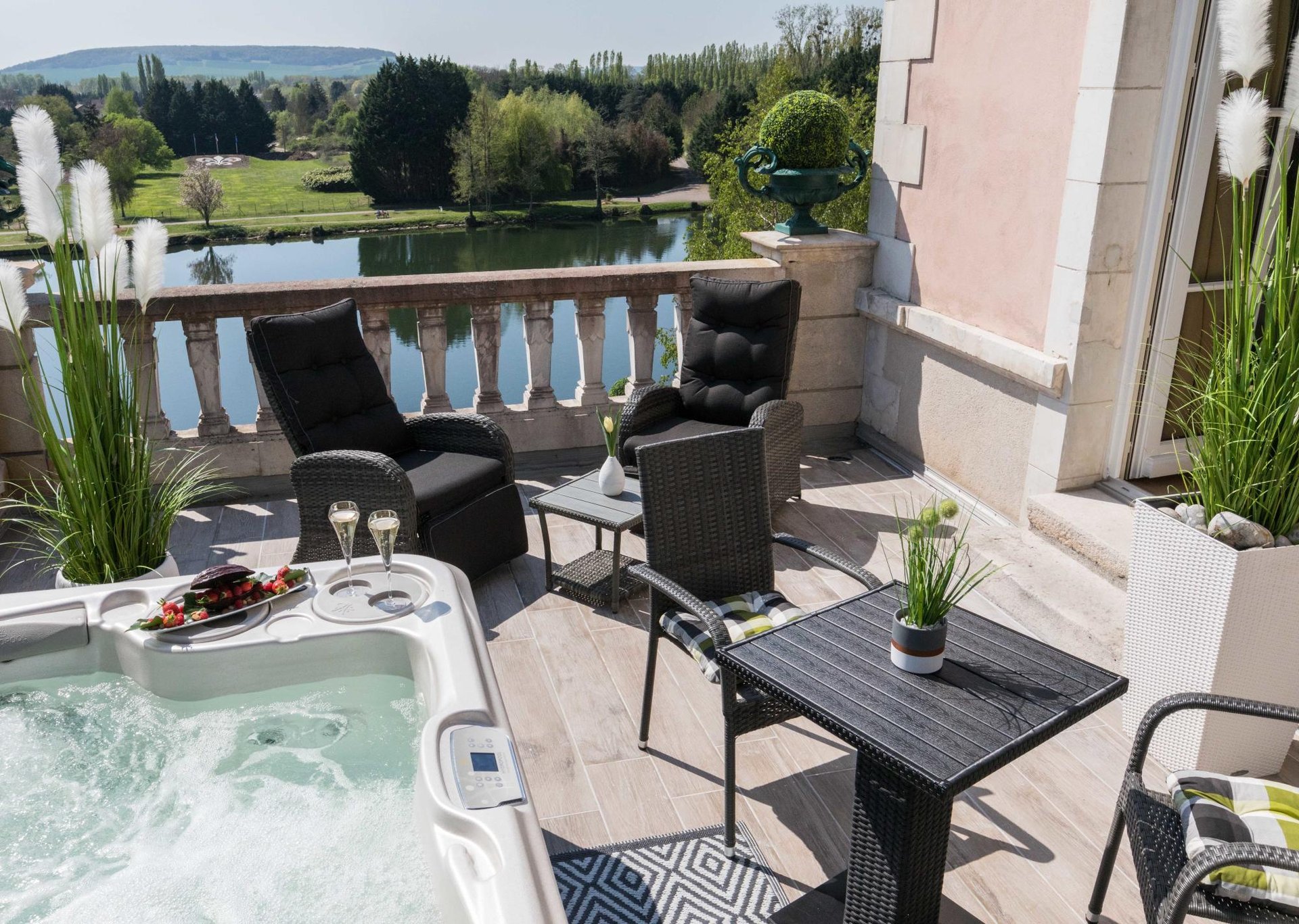 Spa privatif en terrasse et vue sur l'Yonne, séjour détente et luxe en Bourgogne