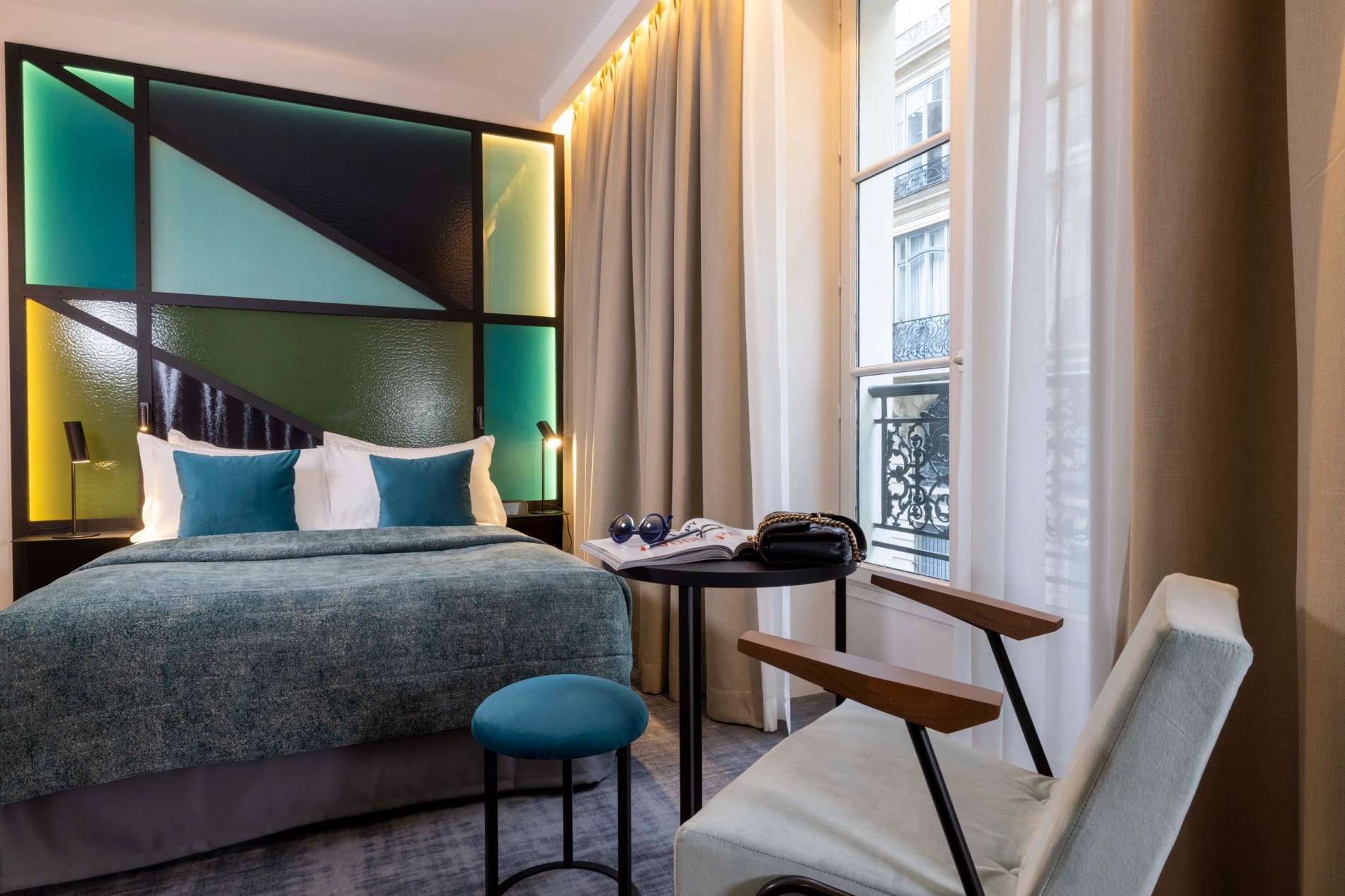 Hôtel Le 12 | Deluxe Room | Bed