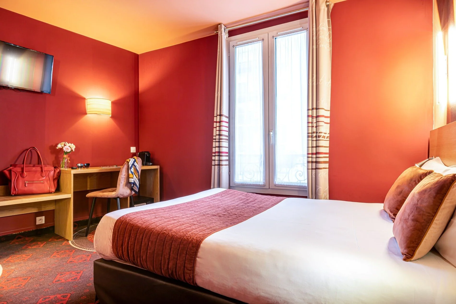 Vue d'ensemble de la Chambre Confort Double de l'Hôtel Ariane Montparnasse avec lit double, espace de travail et lumière naturelle