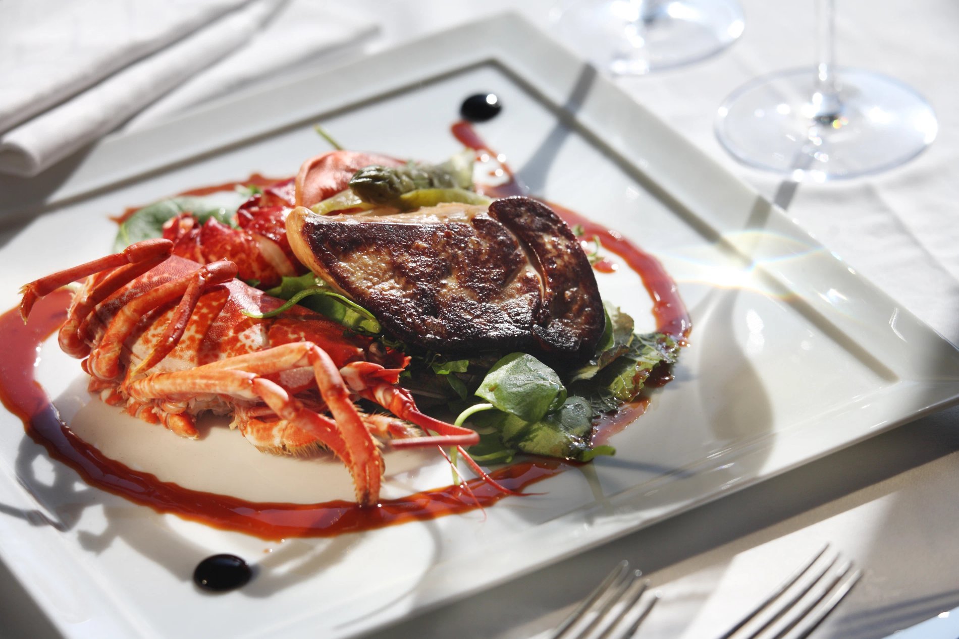 Plat de viande élégamment dressé avec garniture, symbolisant l'art culinaire du chef de l'Hôtel La Ramade.