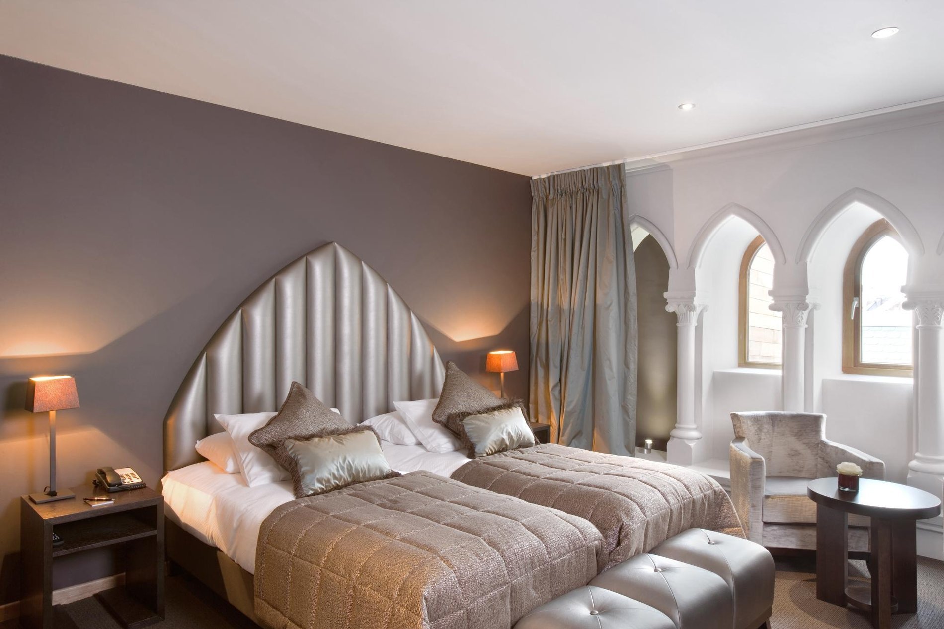 Chambre spacieuse à l'hôtel Martin's Patershof, ancienne église à Malines avec détails uniques.