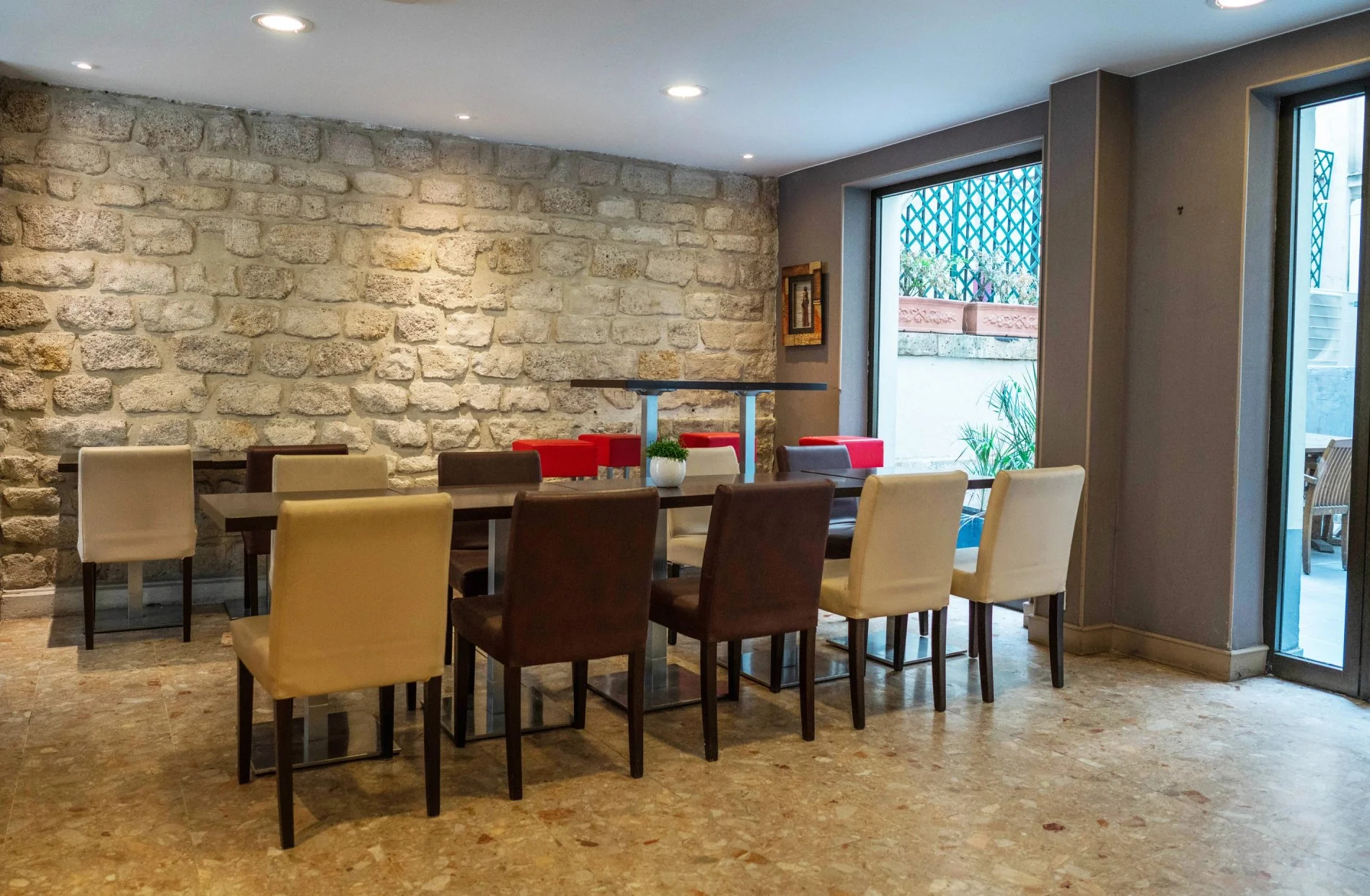 Salle de petit-déjeuner au Timhotel, avec murs en pierre