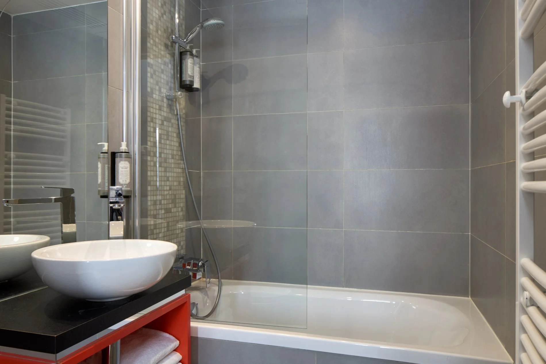 Salle de bain avec baignoire à l'hôtel Gare de l'Est