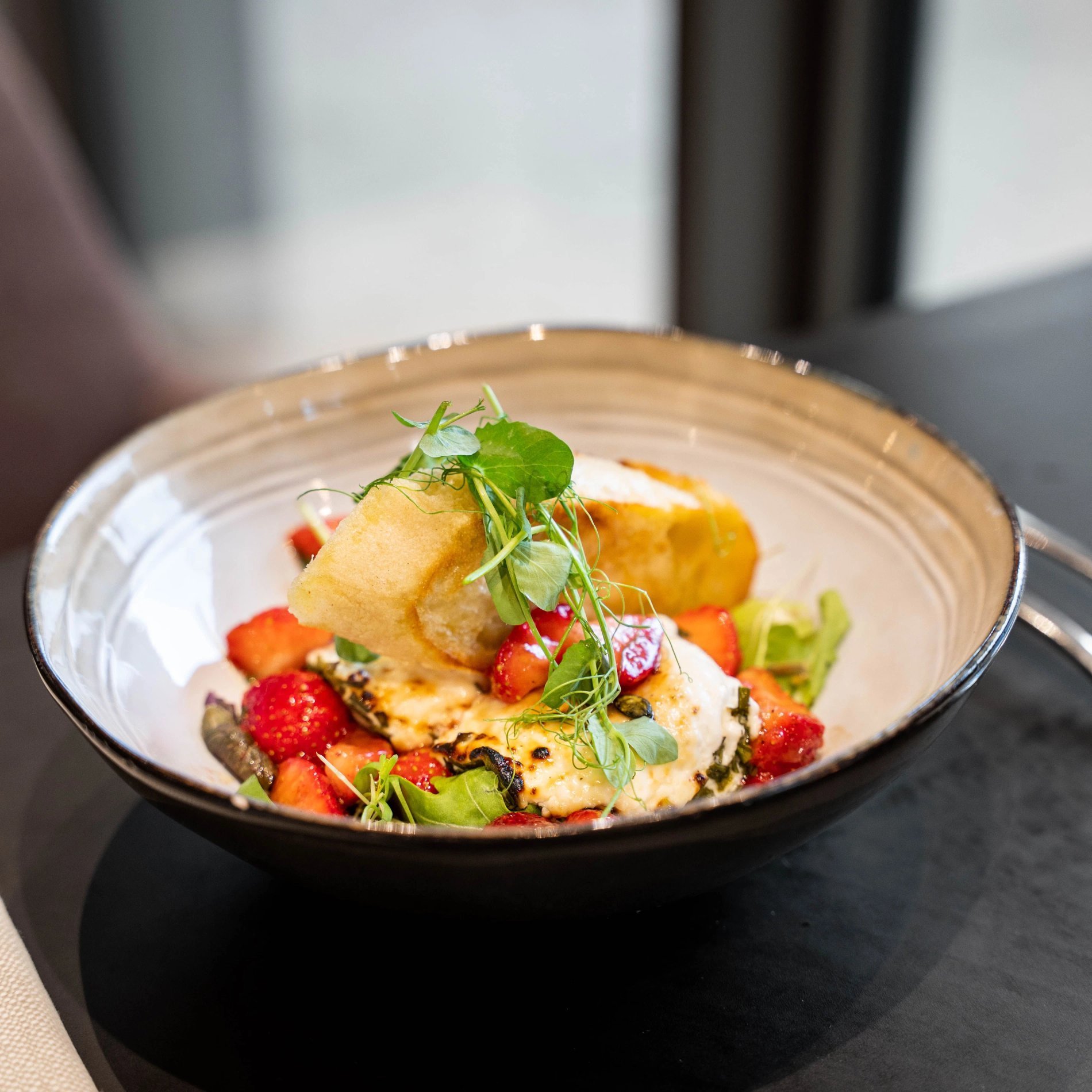 Farbenfrohes und raffiniertes Gericht serviert im B'Comme Restaurant.