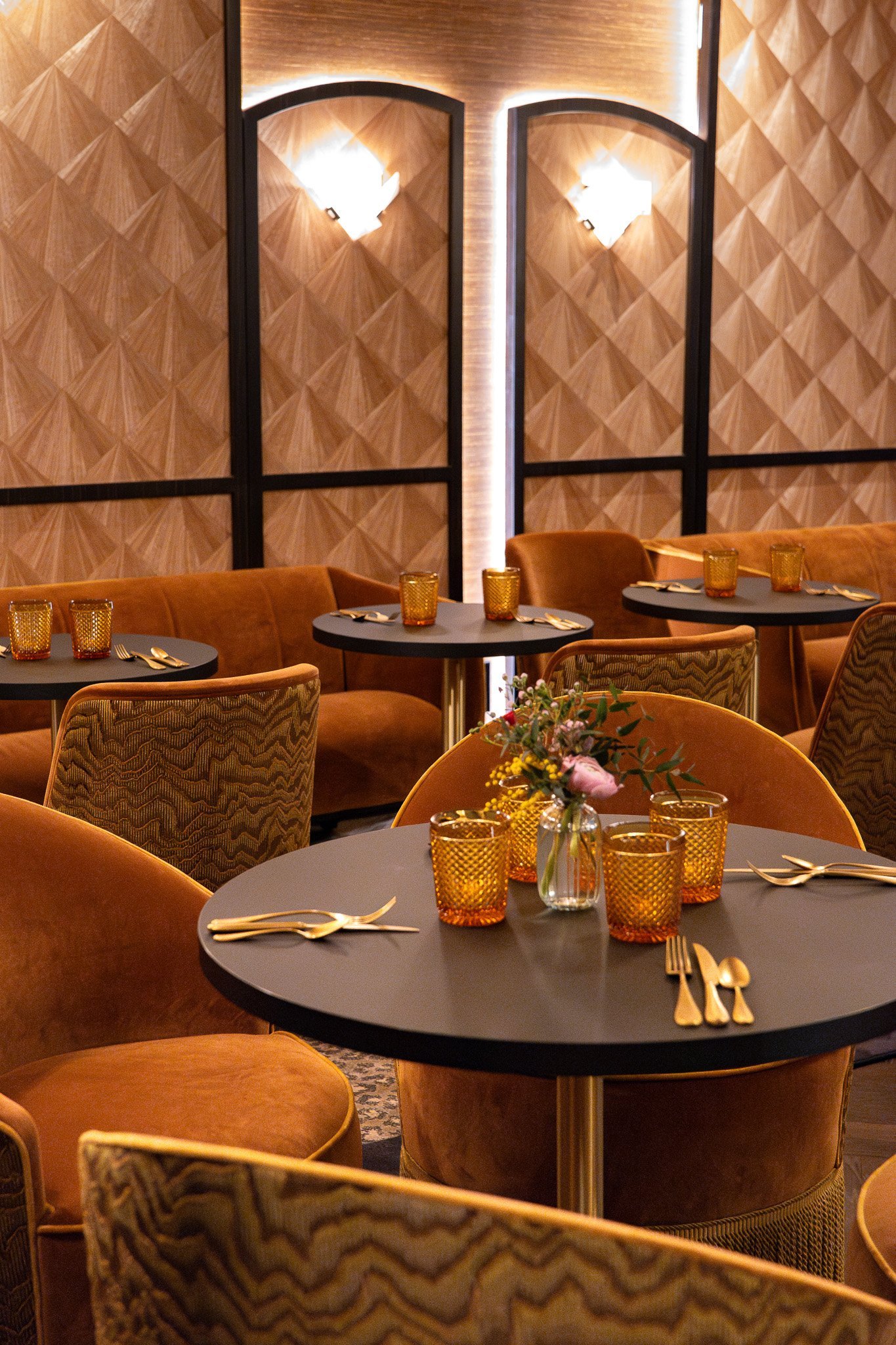 Salle de restaurant élégante de Maison Cassandre avec décoration raffinée et ambiance feutrée