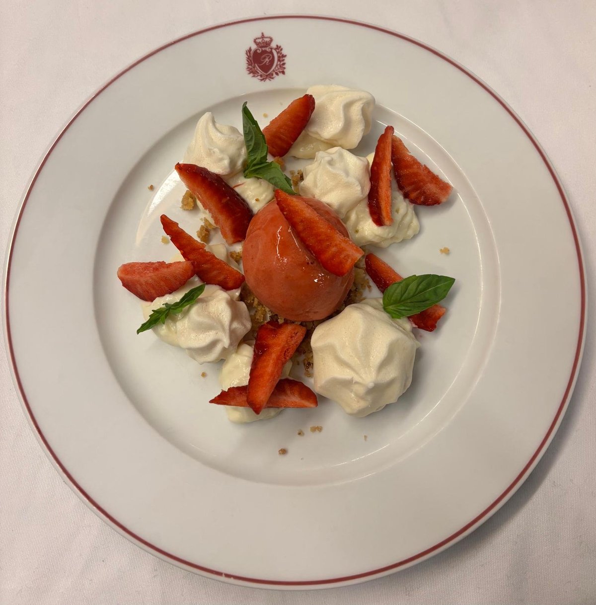 Château de la Rozelle, Assiette de dessert avec sorbet à la fraise, meringues et basilic