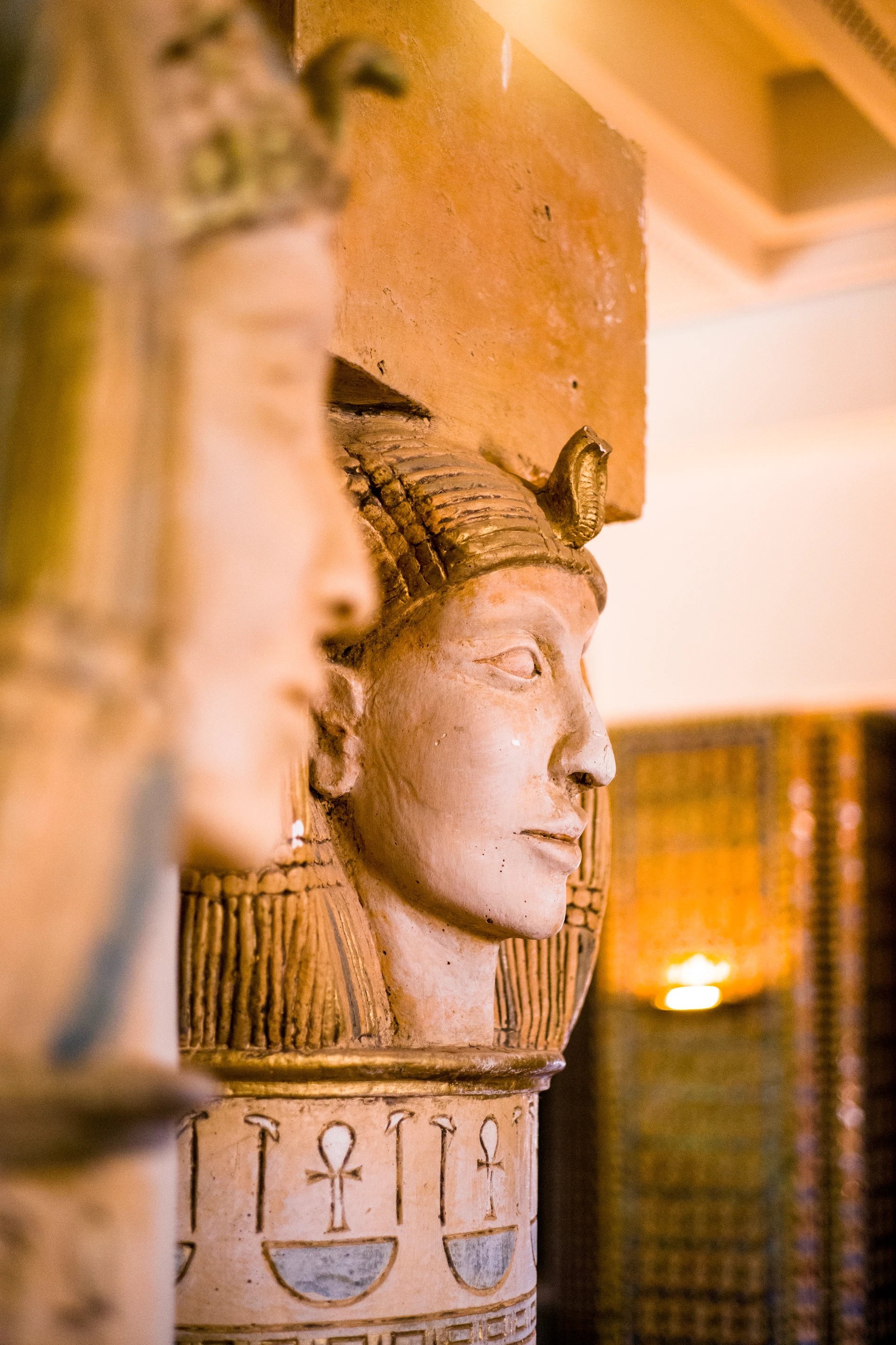 Sculpture antique en gros plan dans la décoration du Berbère Palace