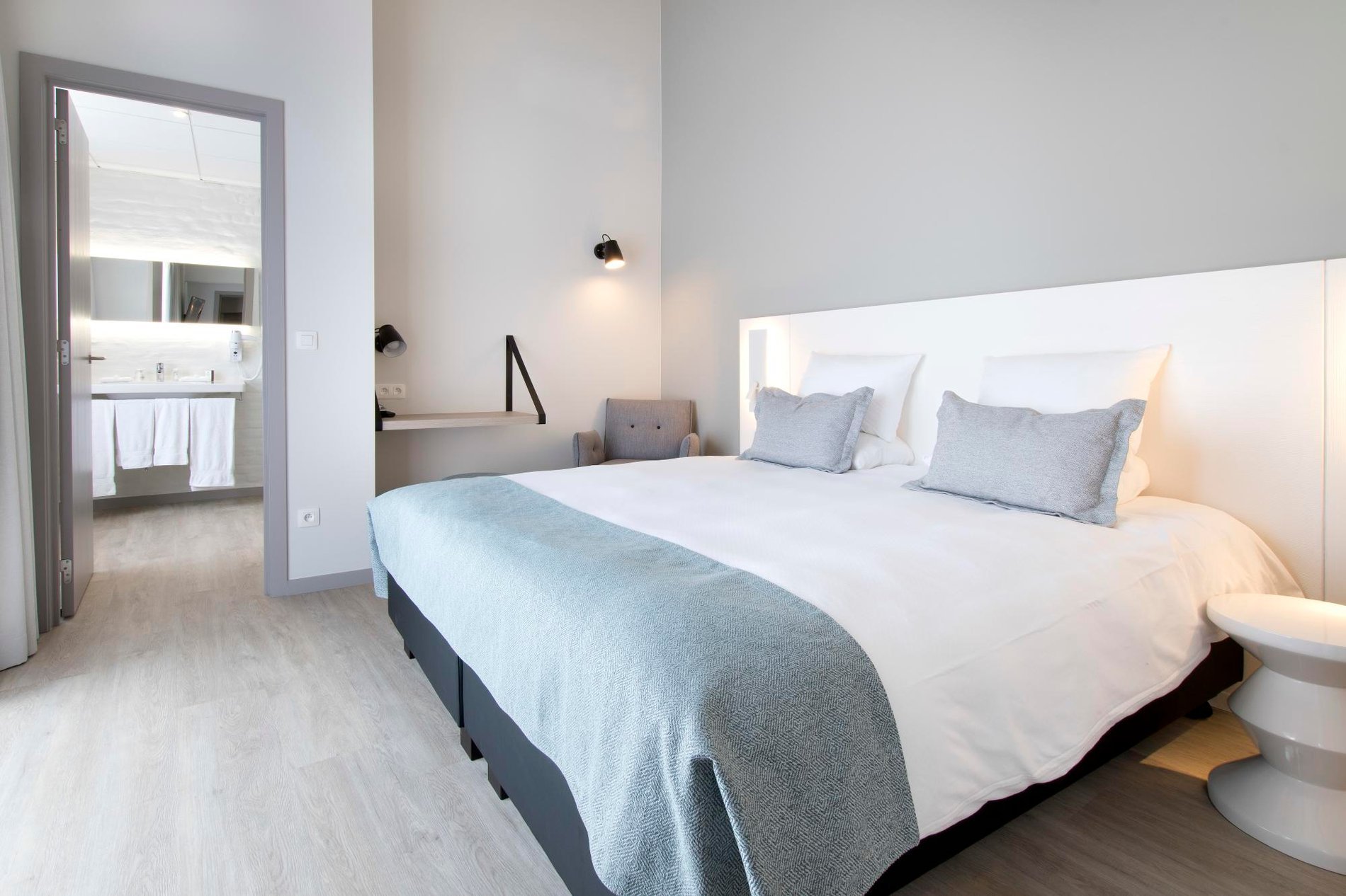Helles Zimmer mit modernen Möbeln und Panoramablick im Martin's Brugge
