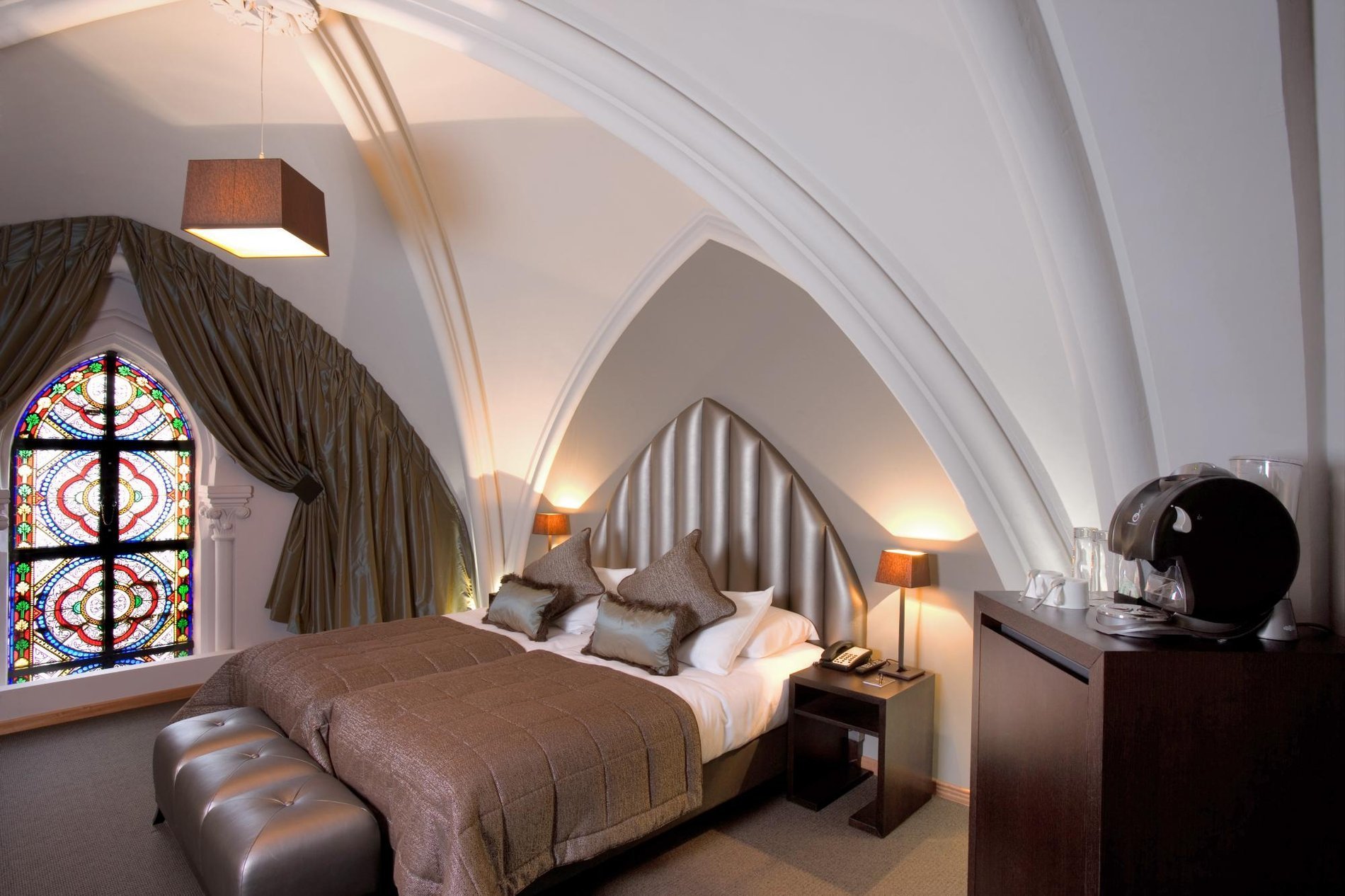 Chambre insolite à l'hôtel Martin's Patershof, ancienne église à Malines avec vitraux uniques.