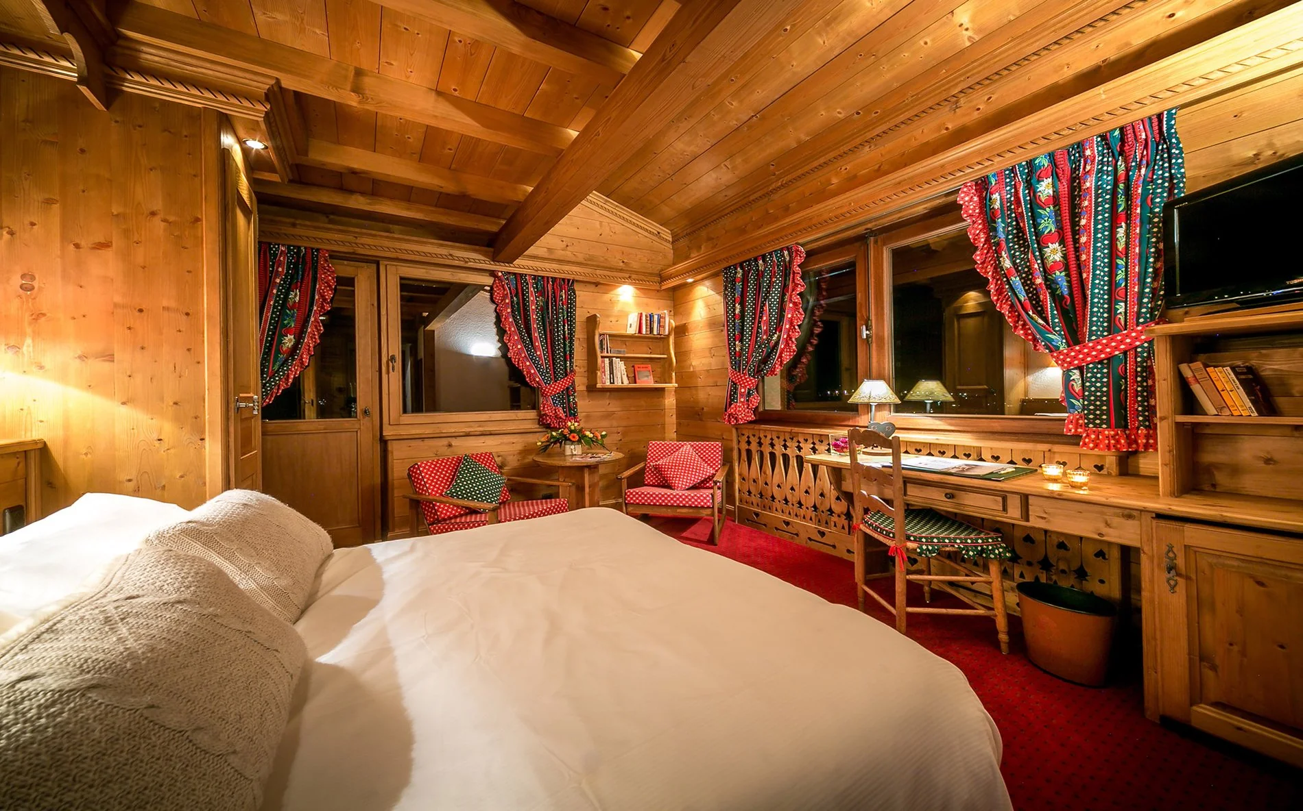 cosy room, chalet spirit, Savoyard decor, Hôtel le Dahu