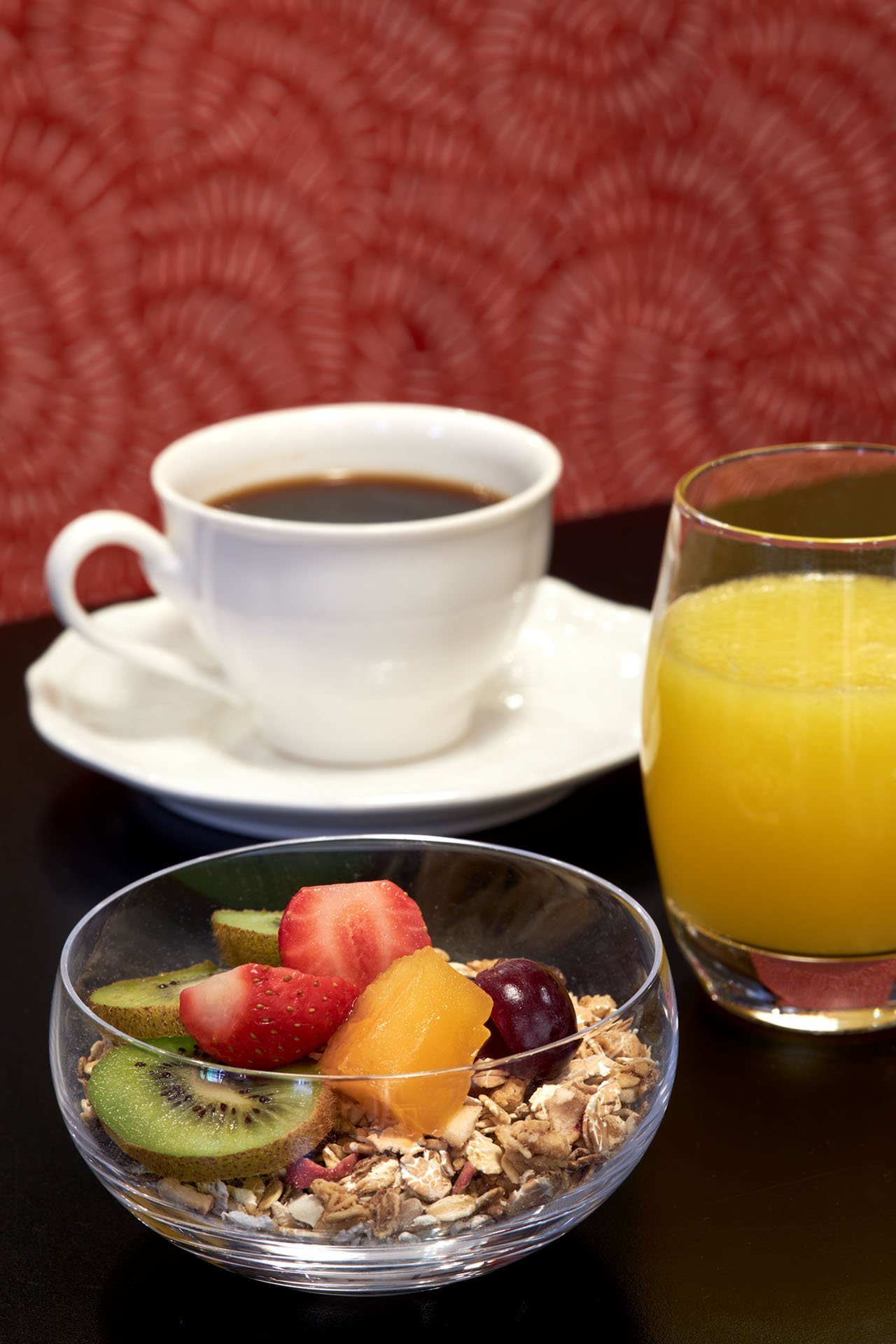 Composition gourmande du petit déjeuner à l'Hôtel Best Western Saint Louis à Vincennes avec café, jus d'orange et salade de fruits.