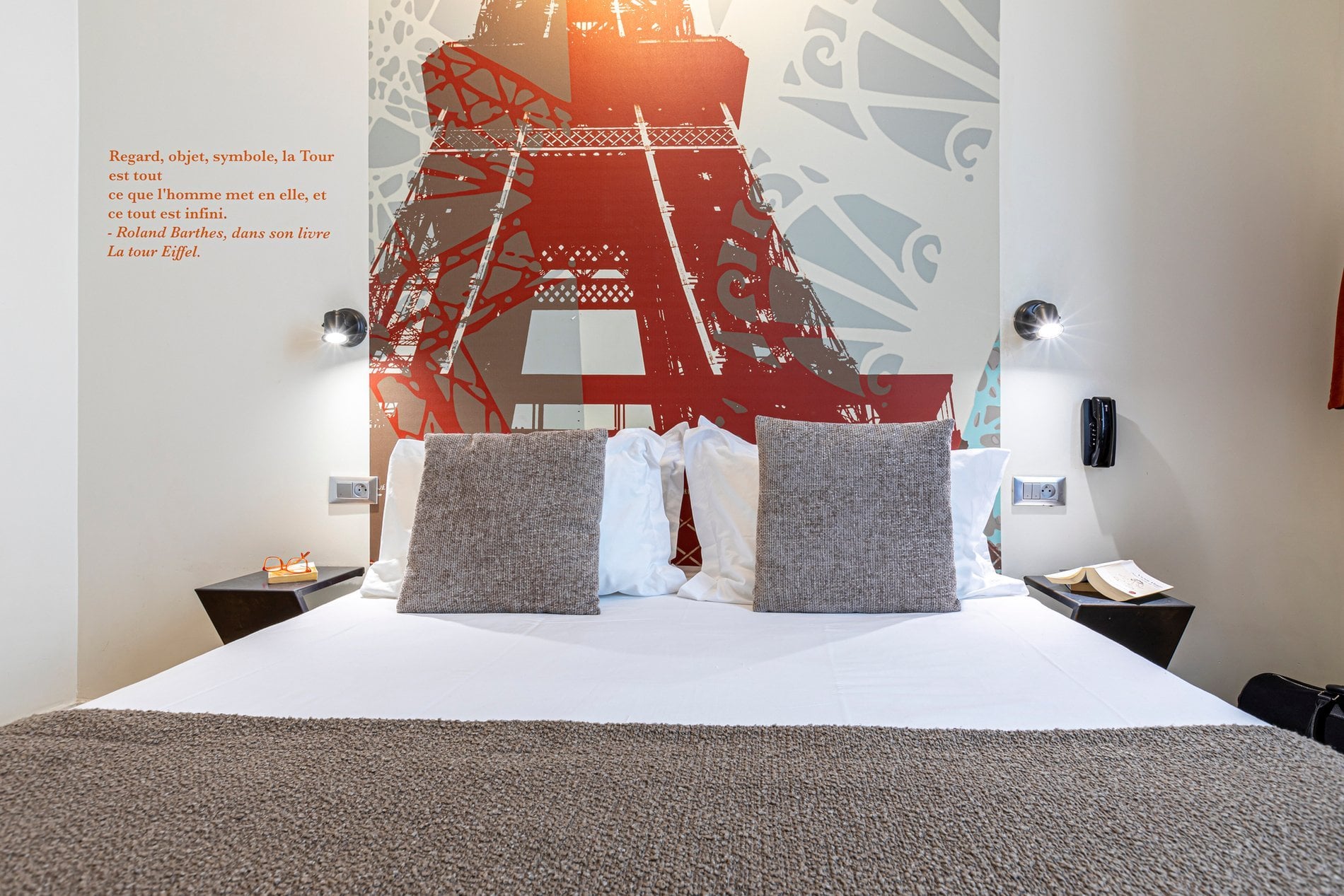 Lit double avec tête de lit inspirée de la tour Eiffel à l'Hôtel Alpha Paris Eiffel.