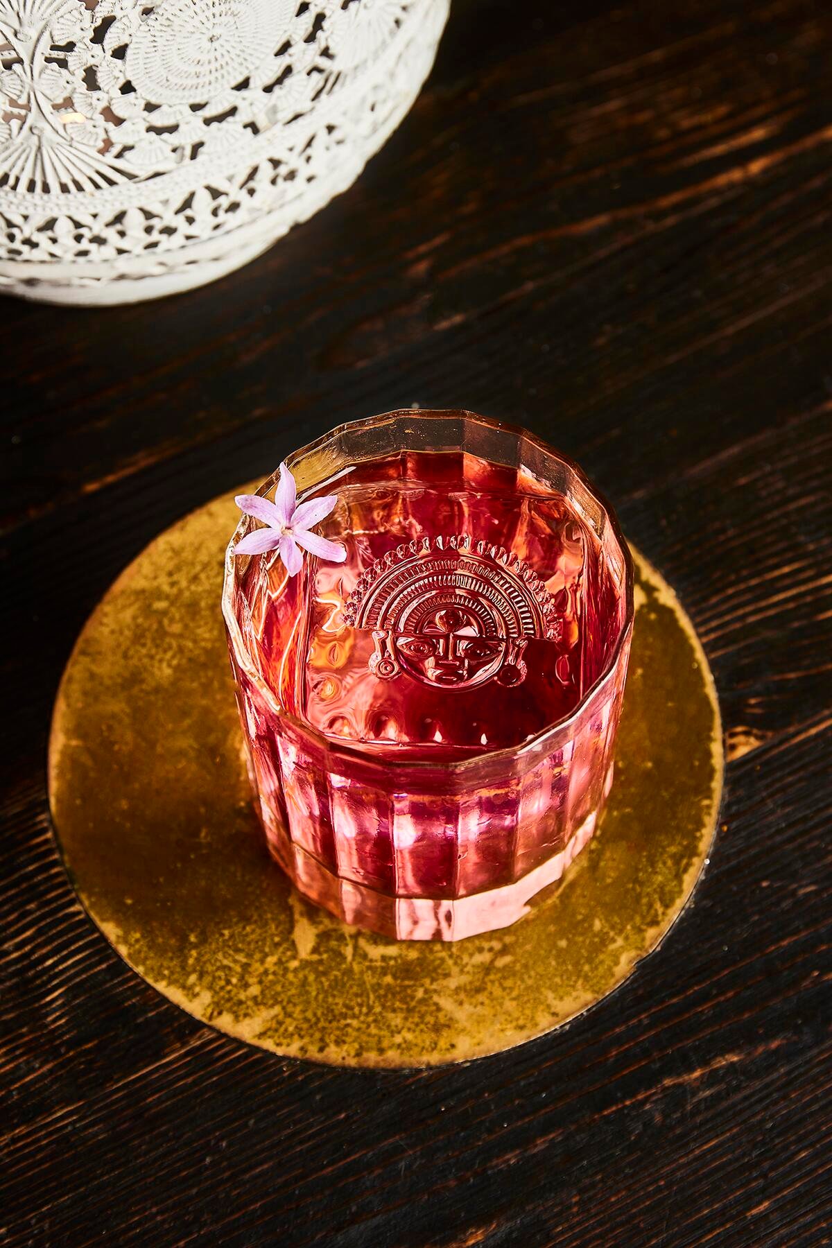 Cocktail rose du bar ambiancé du Manko à Paris