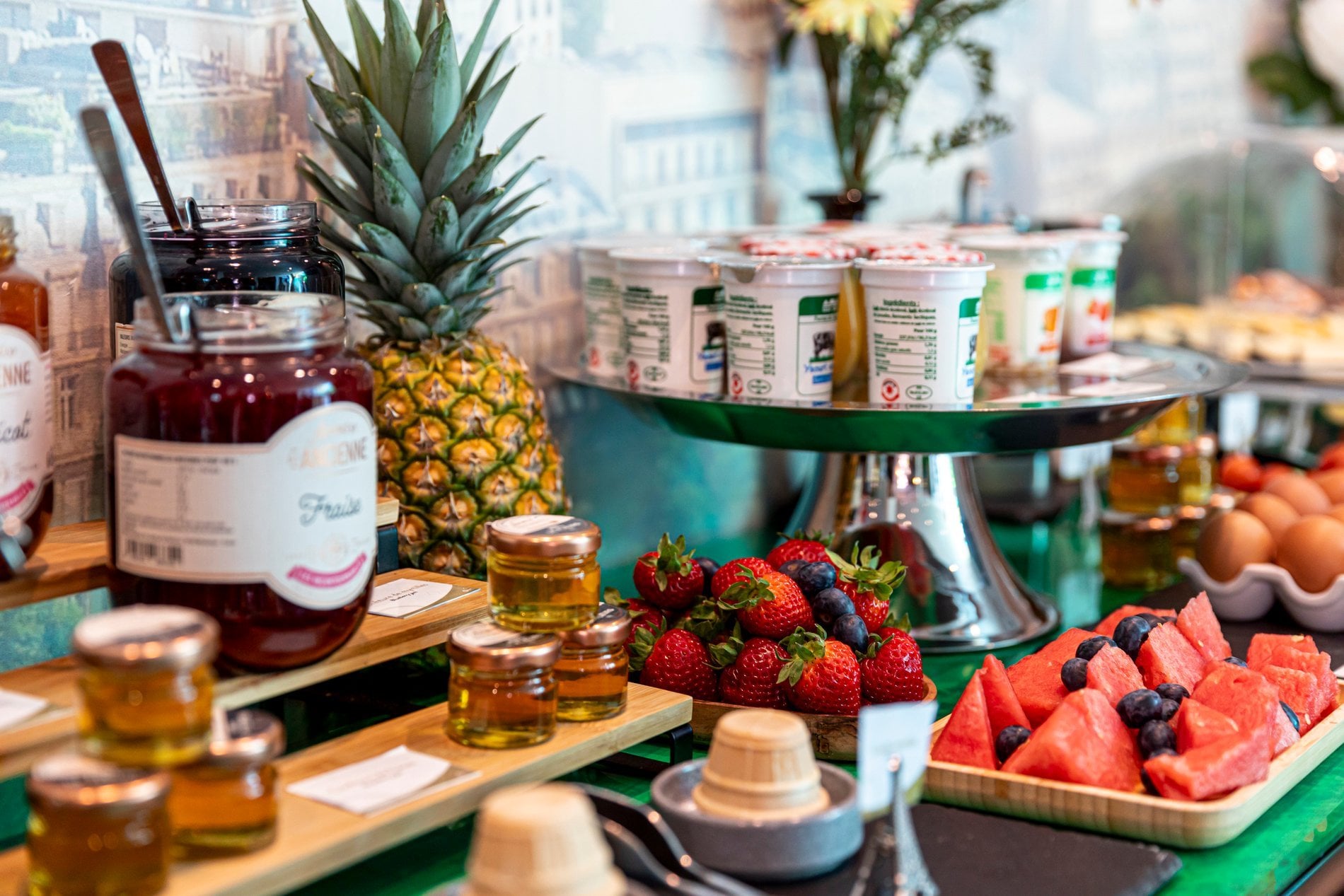 Buffet du petit-déjeuner avec fruits frais, confitures et produits laitiers à l'Hôtel Alpha Paris Eiffel.
