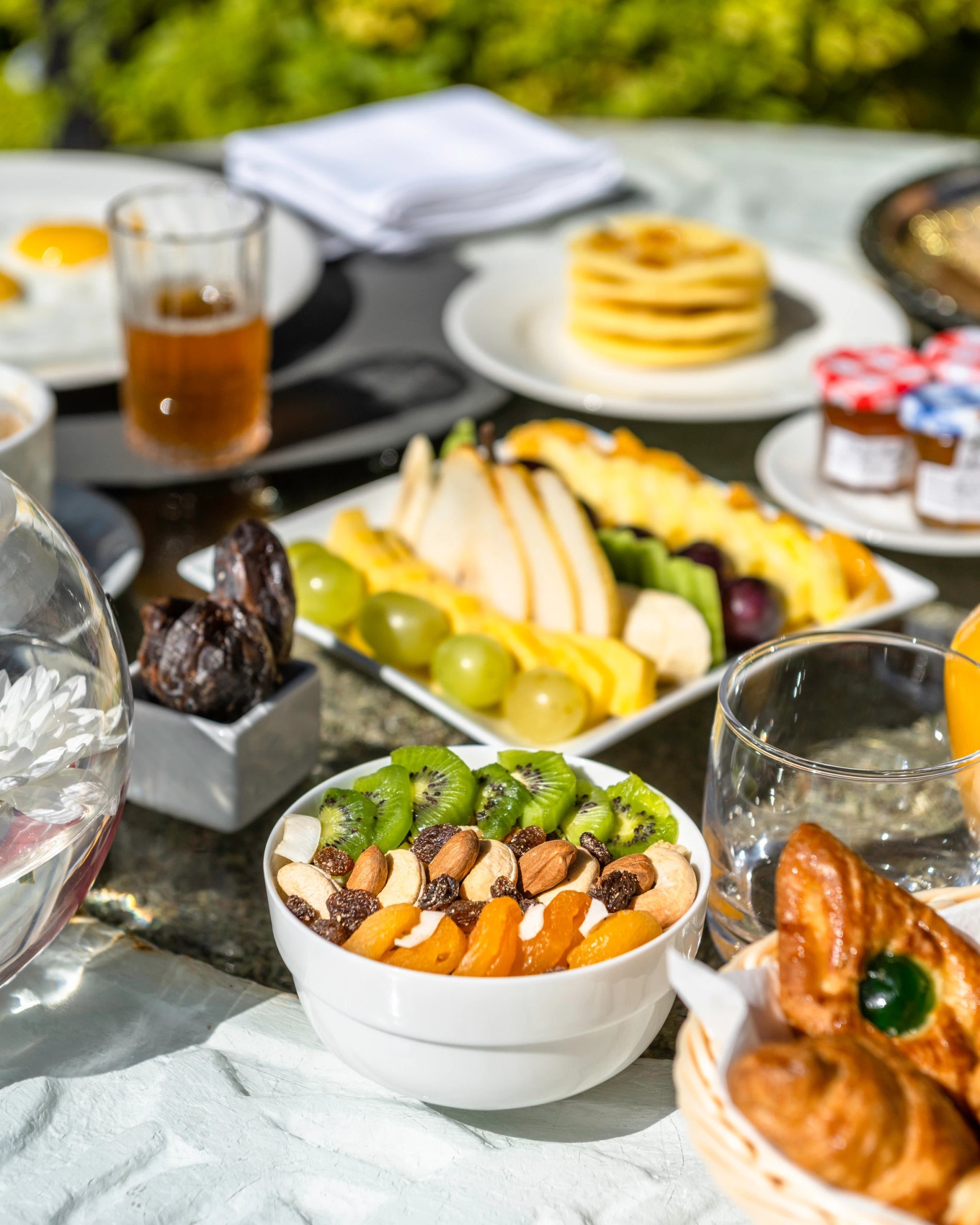 Petit-déjeuner en terrasse avec pancakes et fruits frais au restaurant L’Oasis du Berbère Palace à Ouarzazate