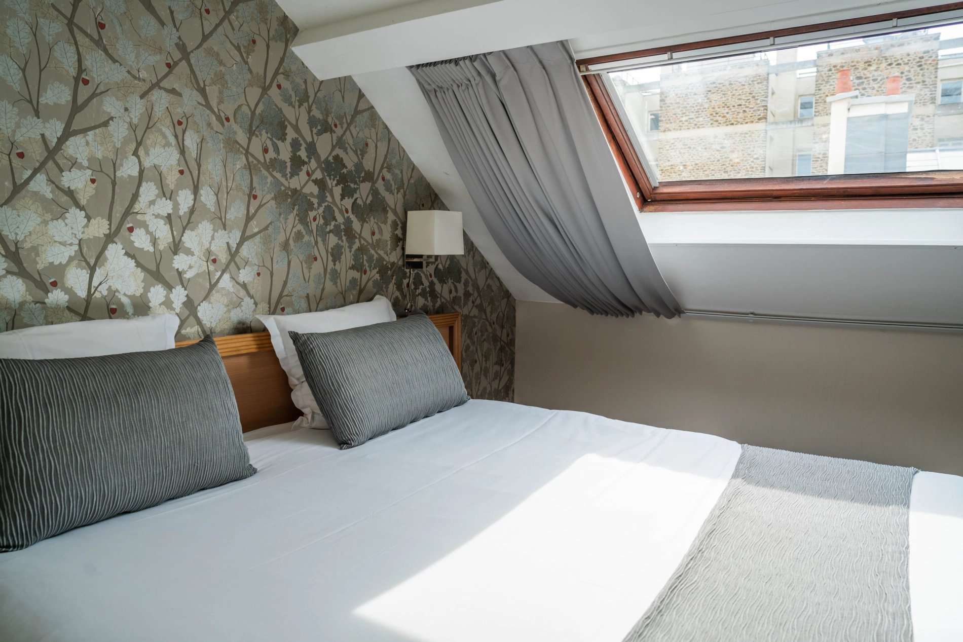 Chambre mansardée au Timhotel, avec fenêtre de toit