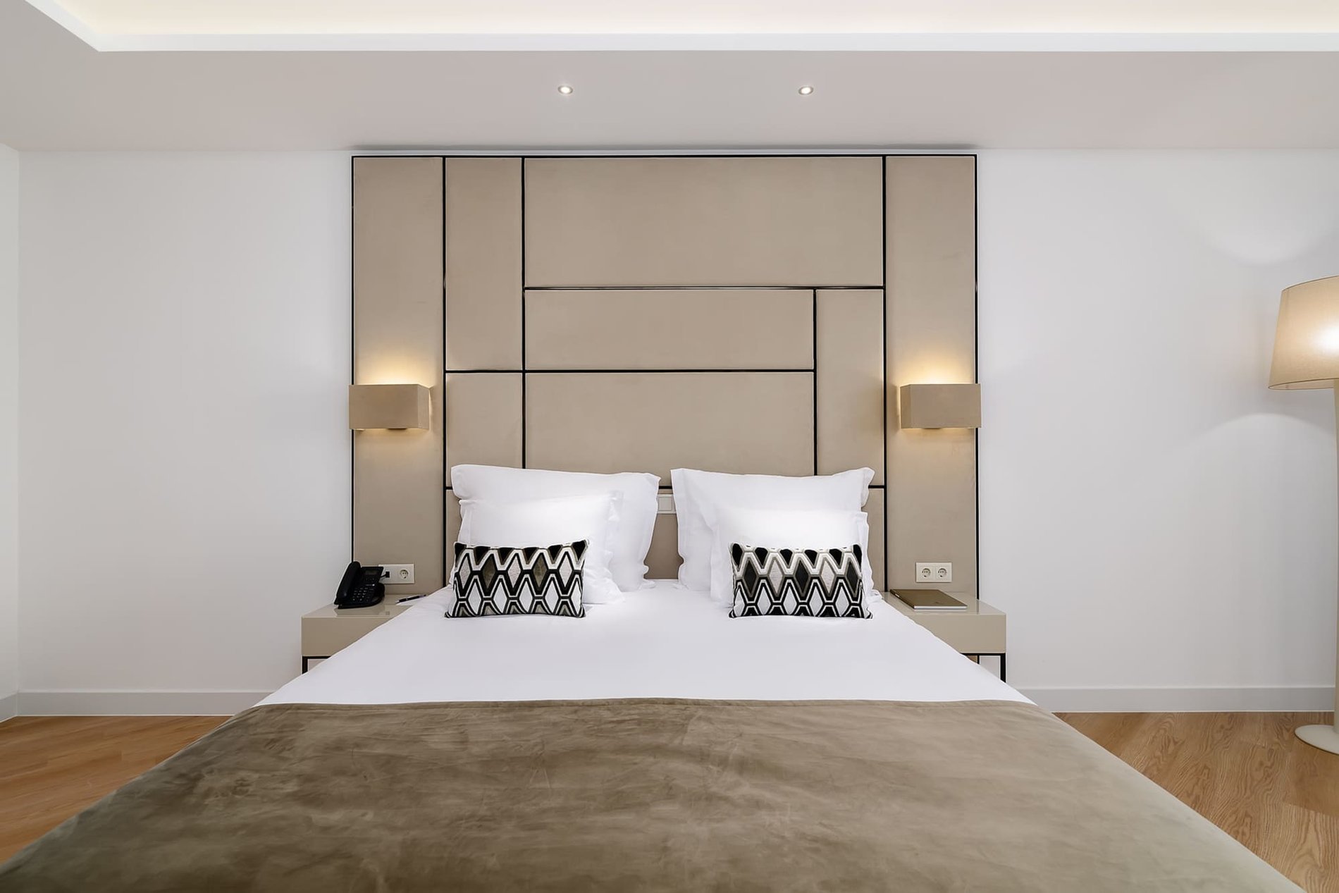 Réservez votre prochain séjour dans la Junior Suite, qui possède un grand salon et un balcon accueillant avec vue à l’Hôtel Jupiter Albufeira