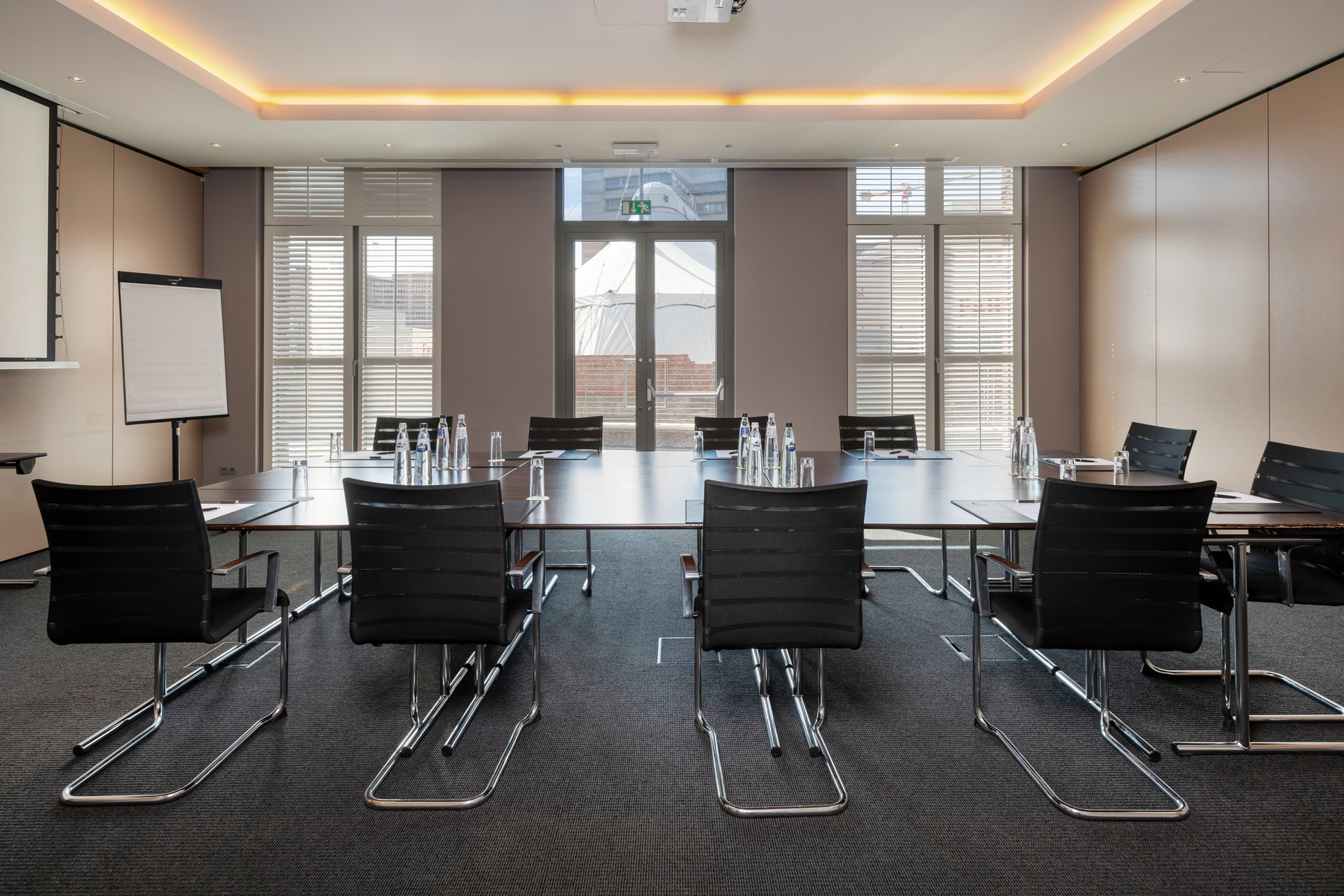 Salle de conférence spacieuse et lumineuse au Martin's Klooster à Louvain.