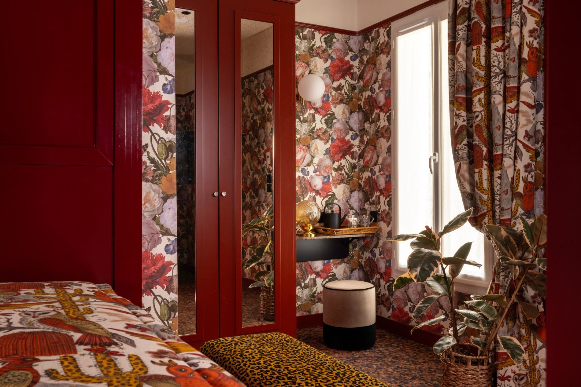 Hotel Ginette à la Folie Deluxe Room Desk