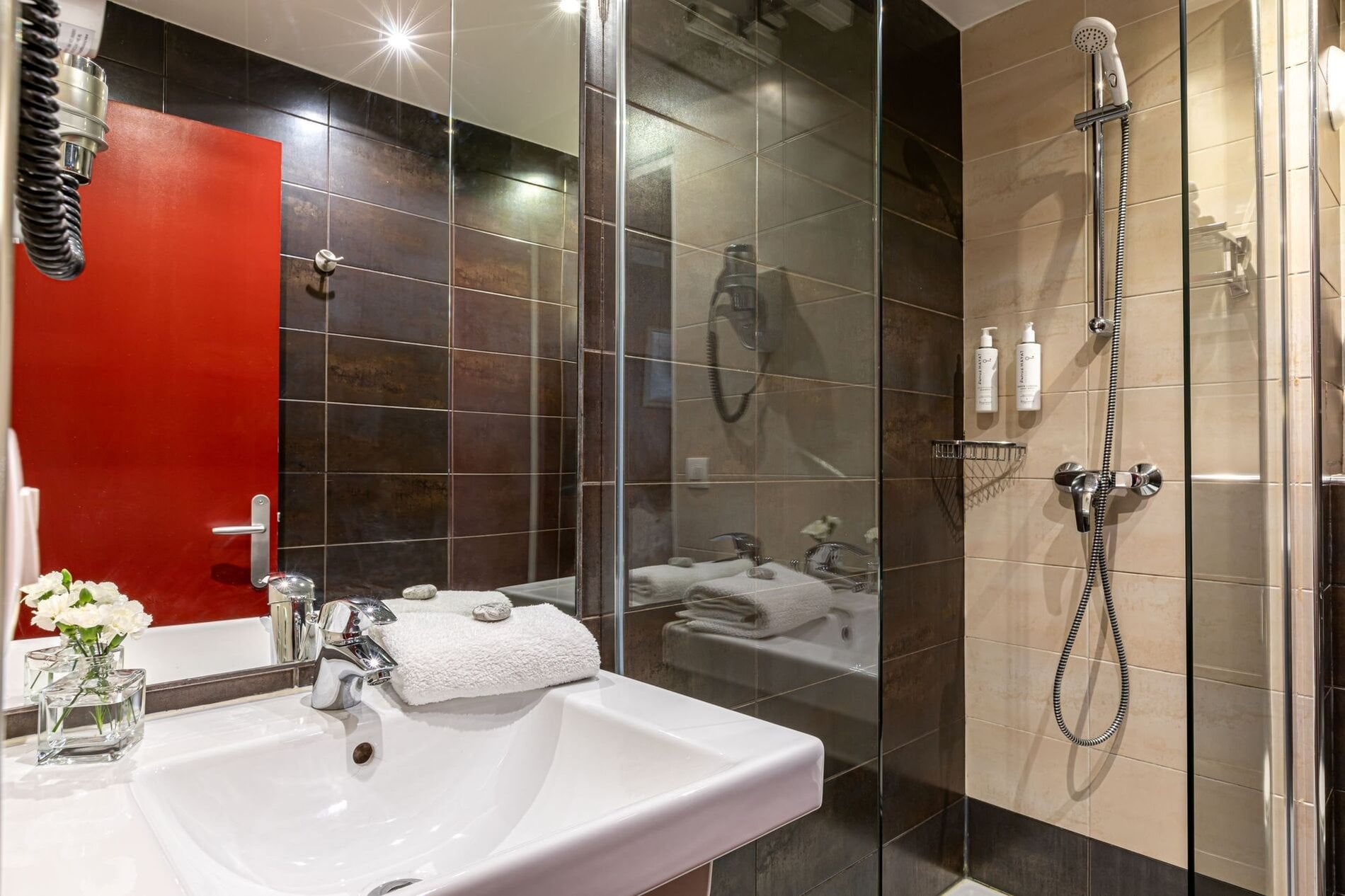 Salle de bain moderne des chambres adjacentes avec douche à l'italienne et équipements de qualité à l'Hôtel Ariane Montparnasse