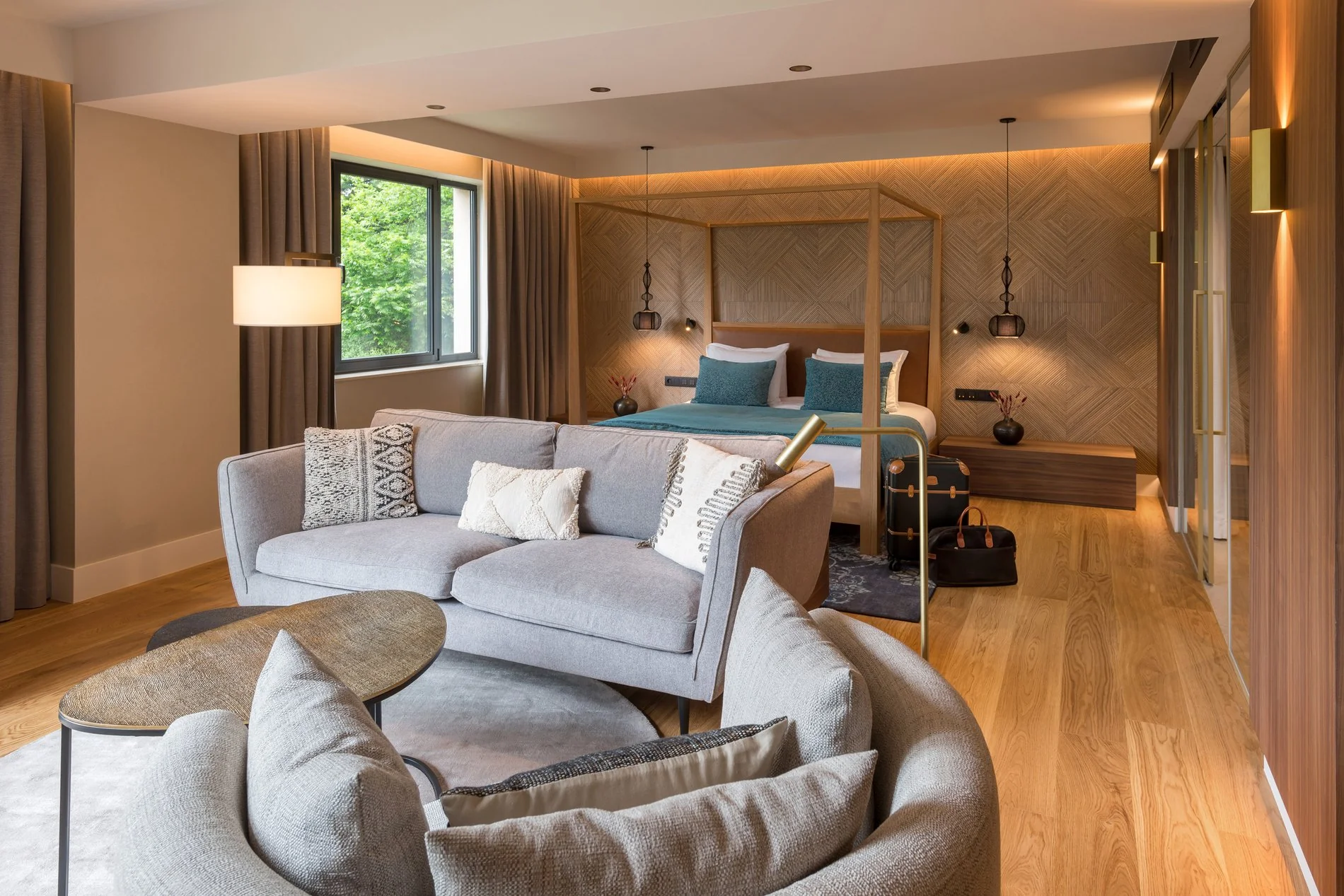 Suite moderne et élégante avec un coin salon confortable au Martin's Château du Lac.