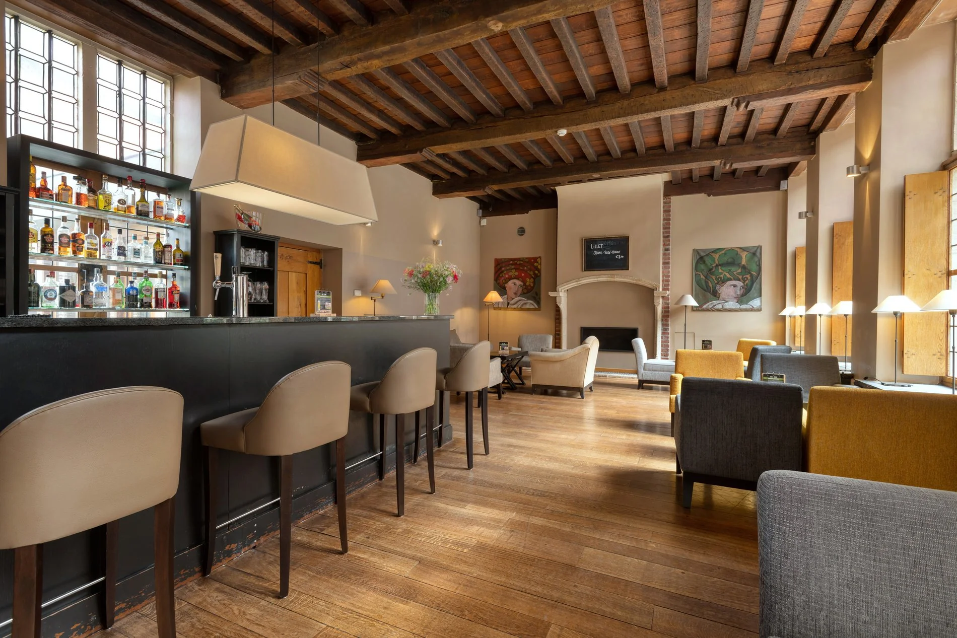 Bar chaleureux avec poutres apparentes dans l'hôtel Martin's Klooster à Louvain.