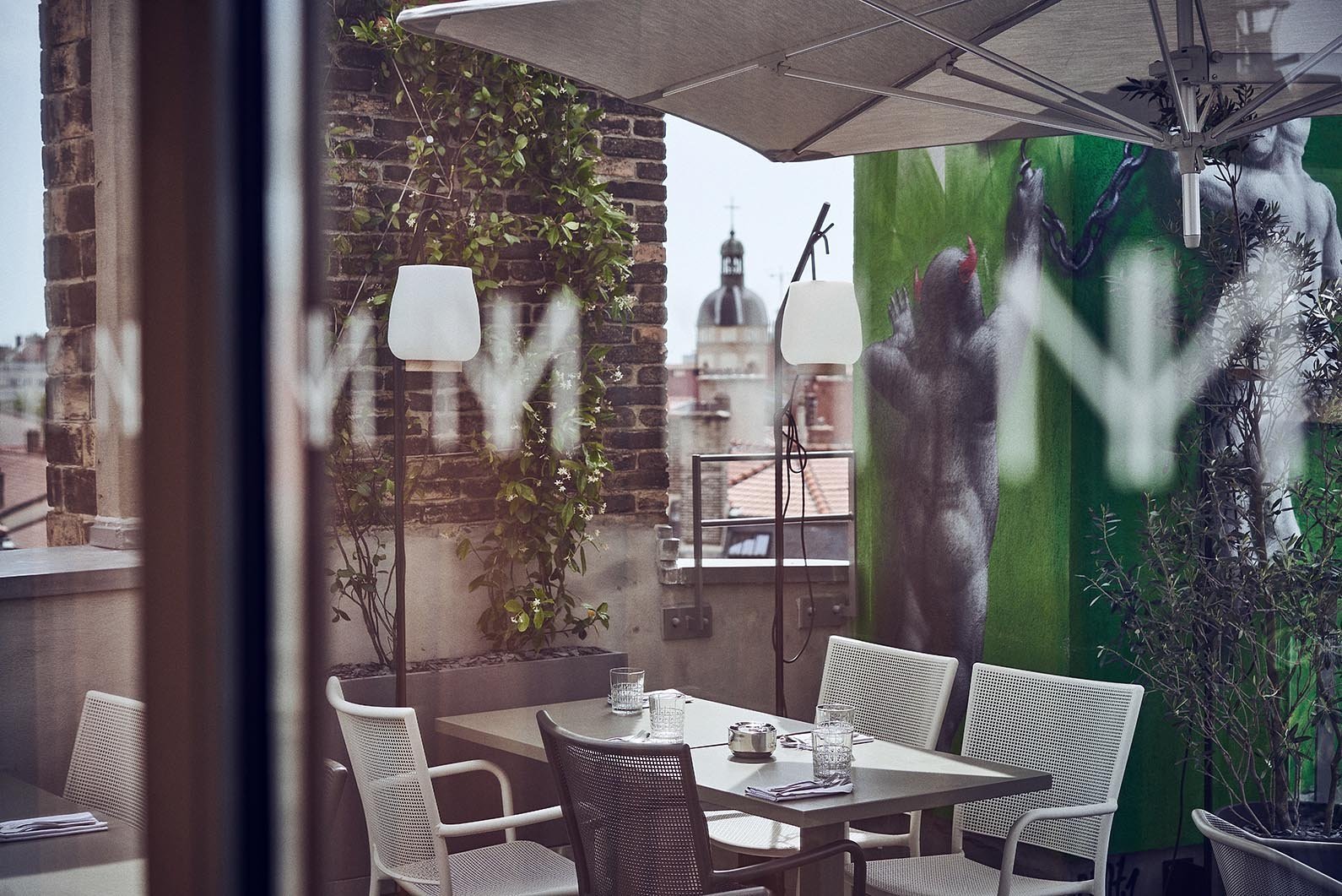 Vue de la terrasse du roof top depuis la salle de restaurant de Maison Nô Boutique hôtel Lyon