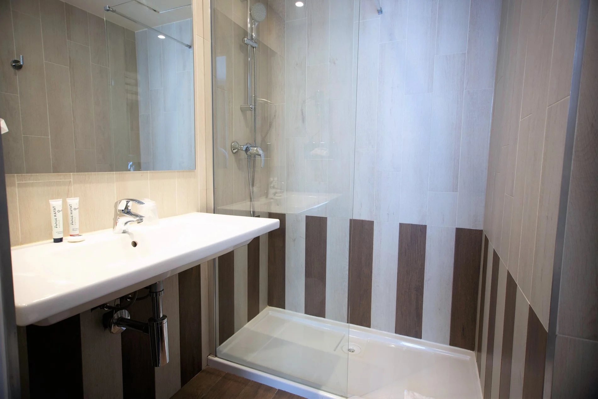 Salle de bain avec douche à l'italienne dans une Chambre Théâtre de l'Hôtel du Théâtre à Paris.