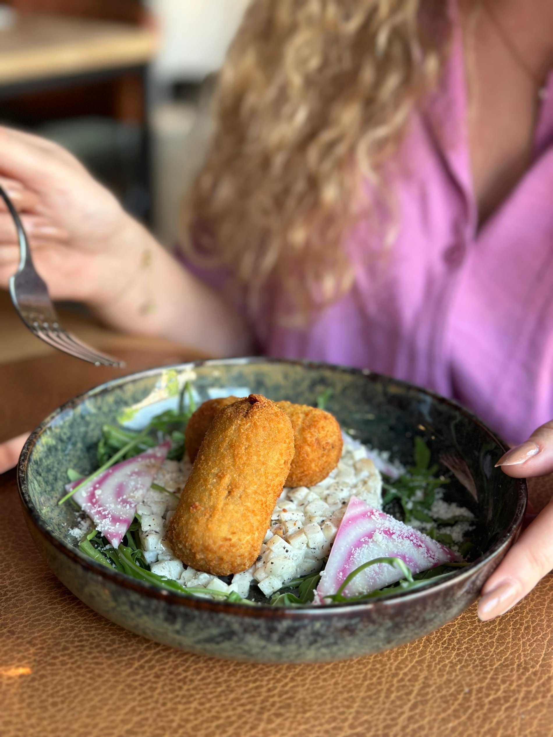 Plat gastronomique coloré au Martin's Dream, un mélange de saveurs et de fraîcheur.