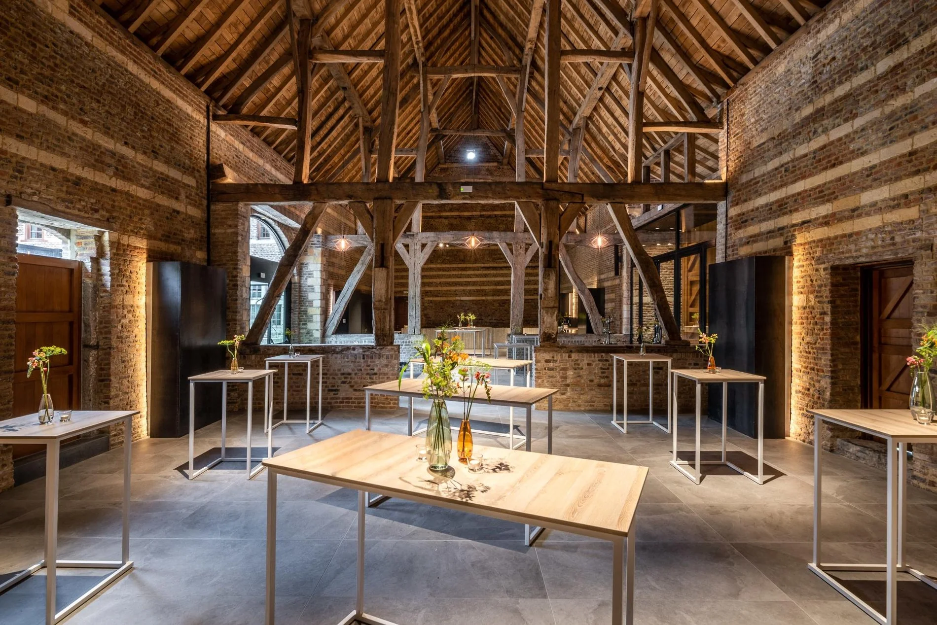 Salle de réunion unique dans une grange rénovée à l'hôtel Martin's Rentmeesterij à Bilzen.