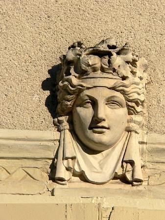 Château de la Rozelle, Sculpture en pierre sur une façade à La Rochelle