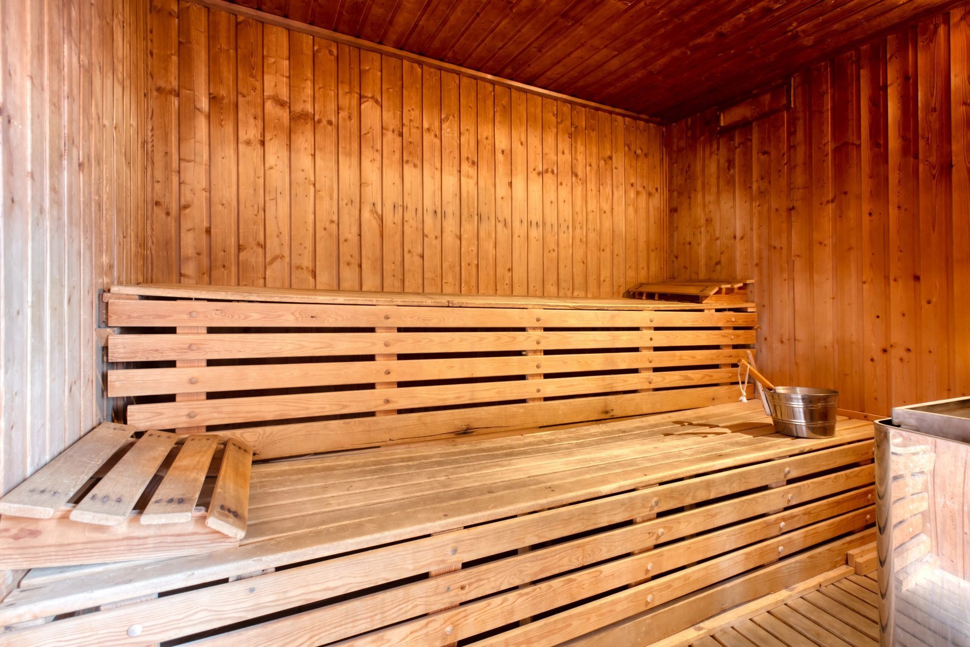 Holzsauna mit warmem und beruhigendem Design