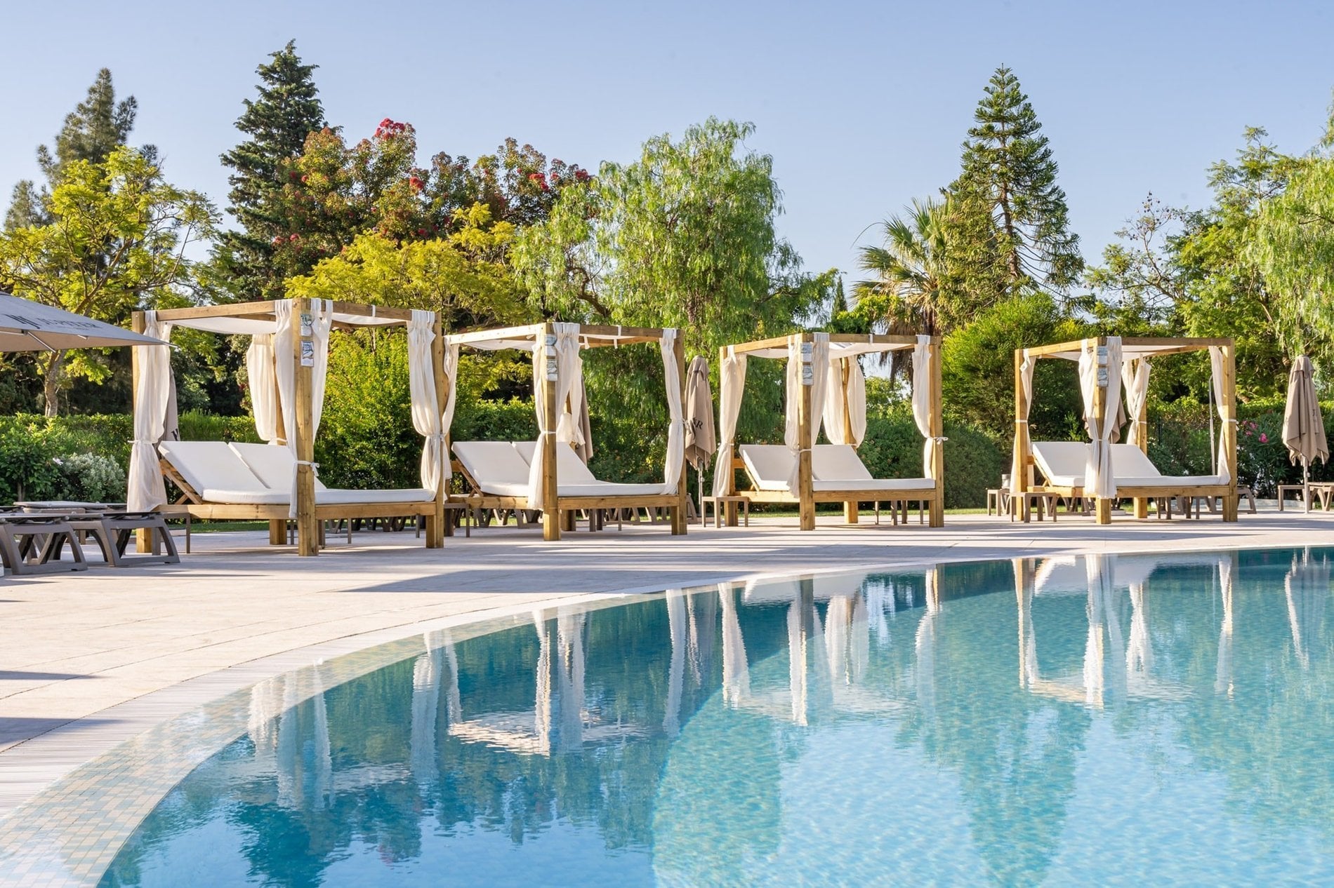 Descanse nas Bali Beds e disfrute da piscina silenciosa do Jupiter Albufeira Hotel