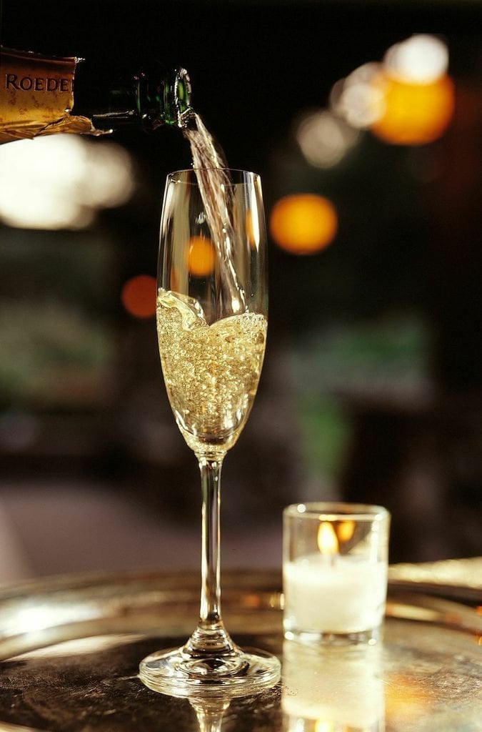 Flûte de champagne servie sur une table élégamment décorée au Martin's Château du Lac.
