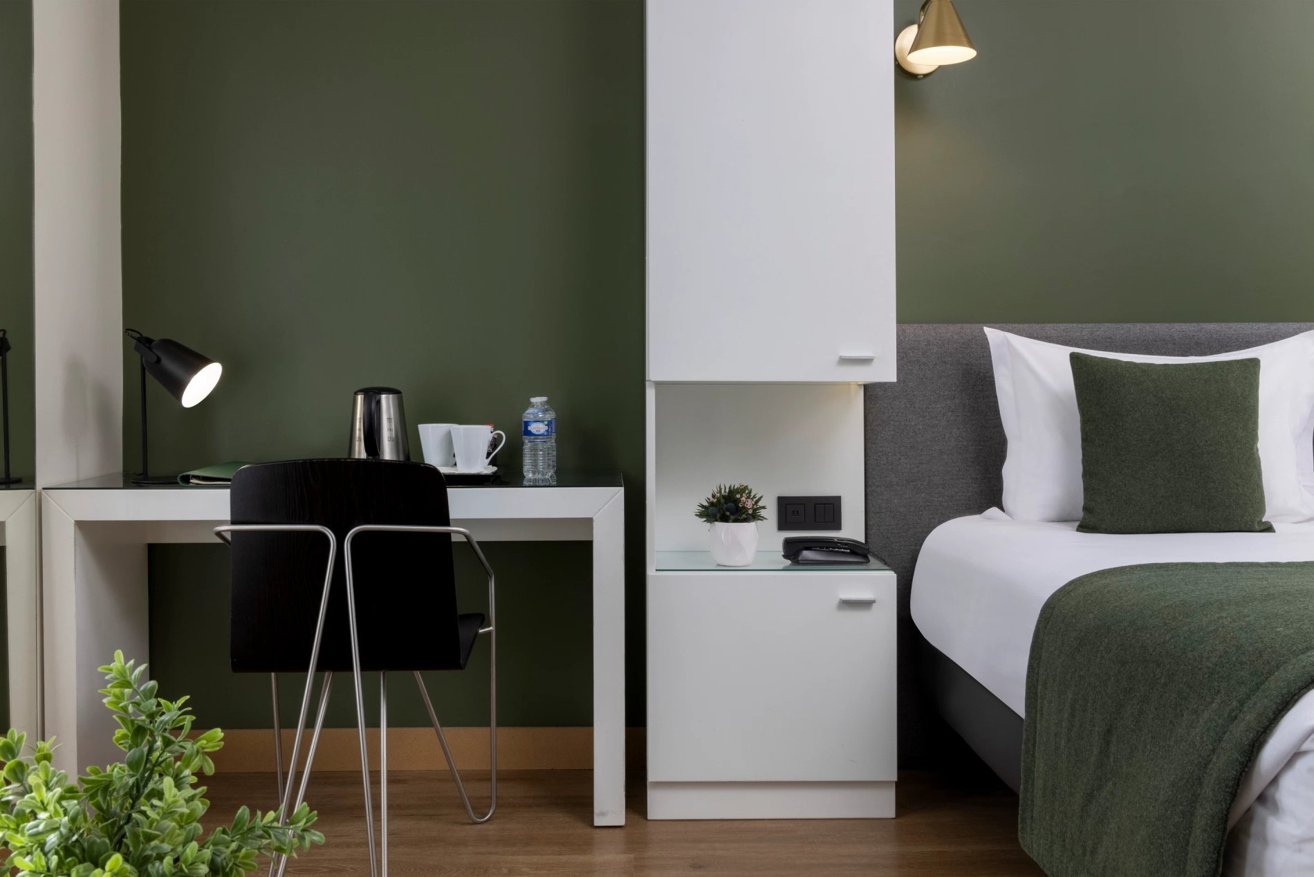 Hotel Brady Room Junior Suite Desk Kettle