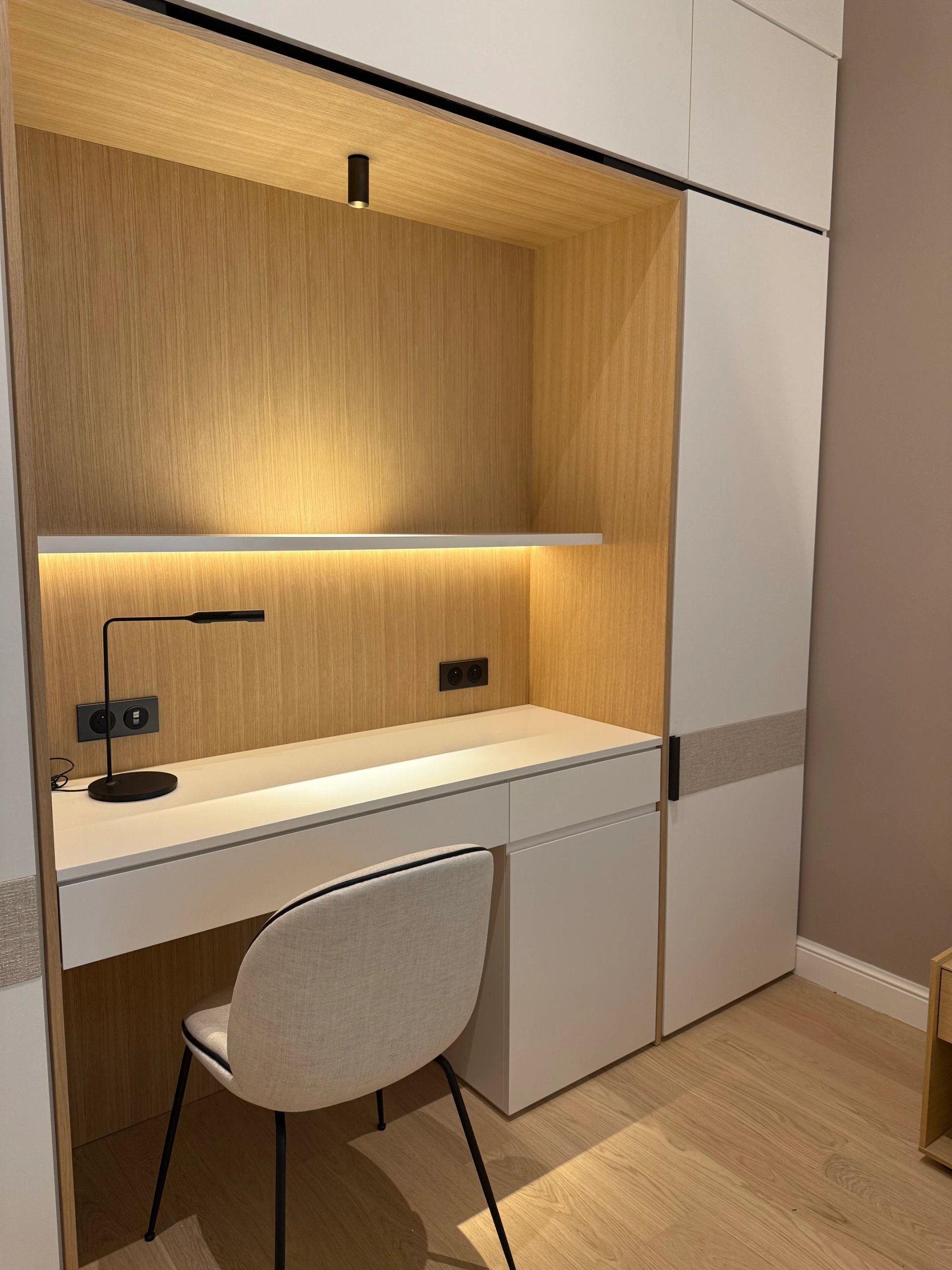 Bureau et lampe design dans la Chambre Charme de la Villa des Vignes