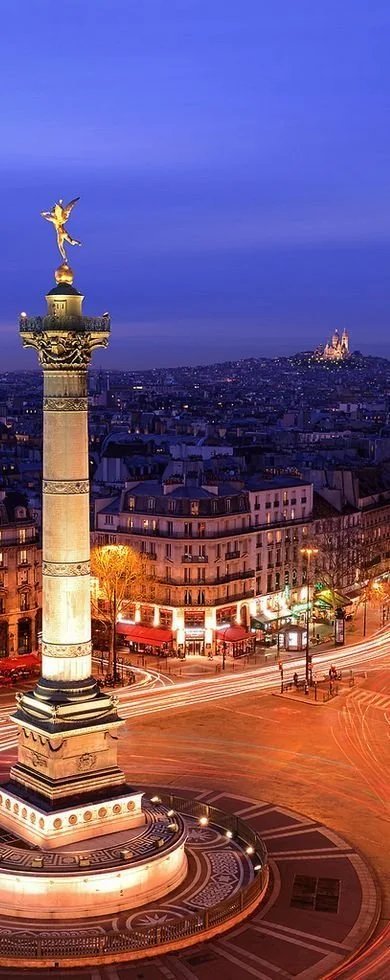 Maisons à pans de bois du centre historique de Rennes, sous un ciel bleu lumineux.