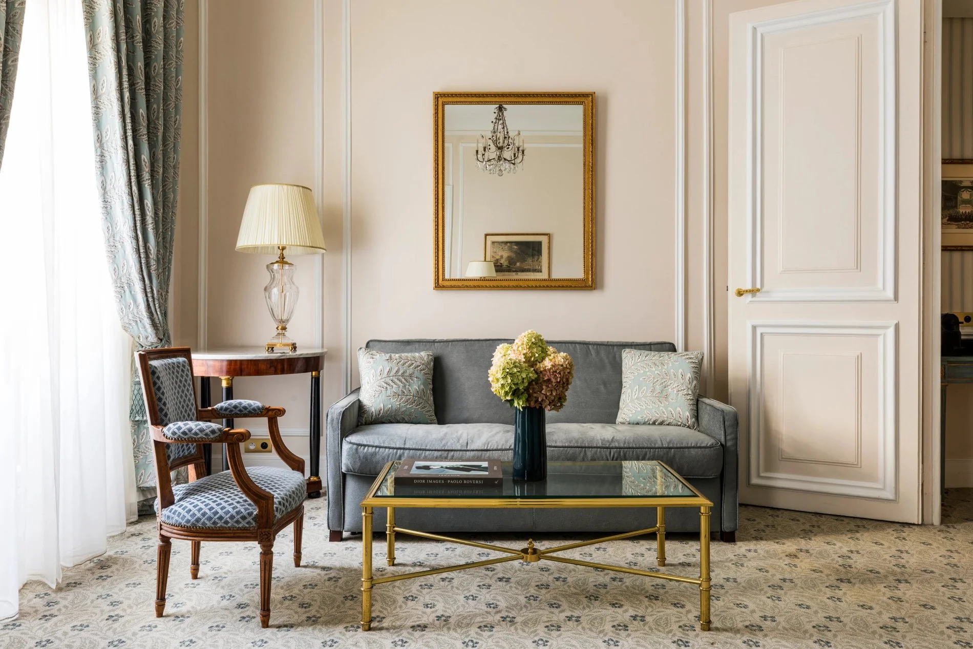 Salon élégant d’une Junior Suite à l’Hôtel San Régis, mobilier classique et lumière naturelle.