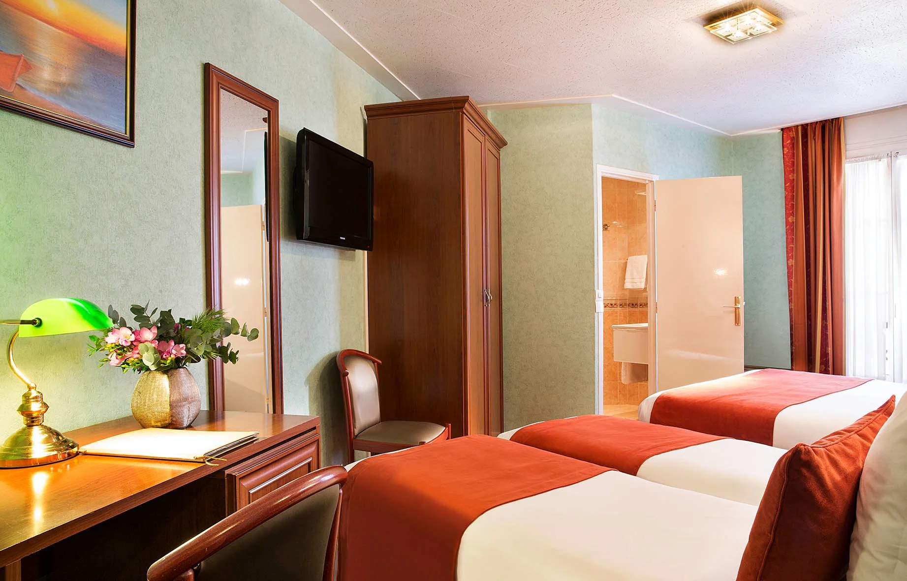 Chambre Triple à l'Hôtel Terminus Lyon.