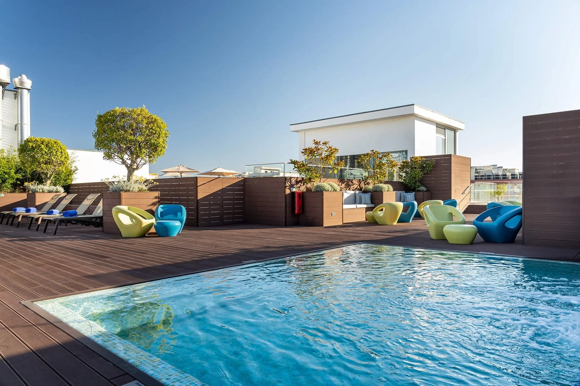 Piscina tranquila do rooftop do Jupiter Lisboa Hotel