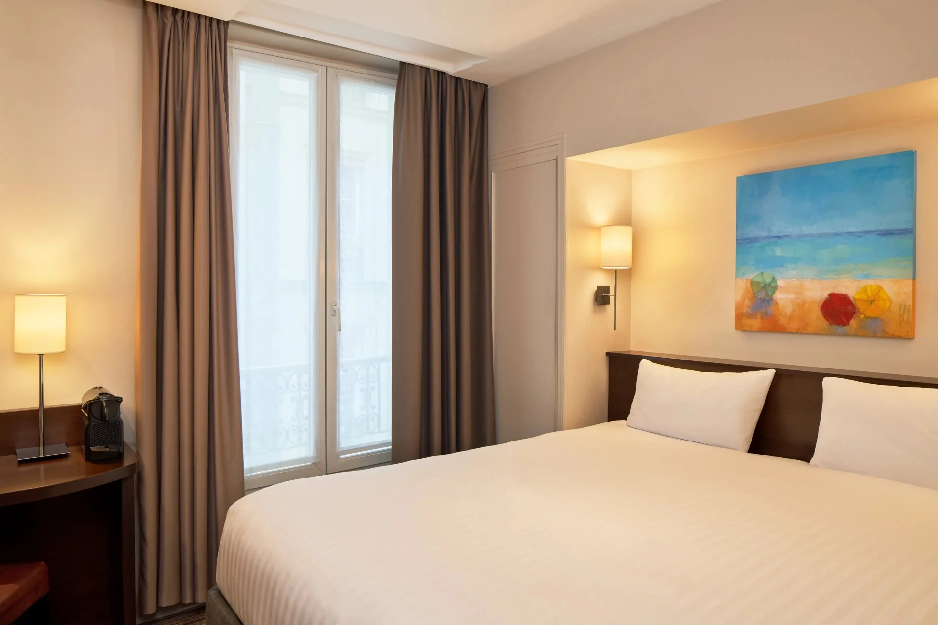 Chambre Supérieure Double au Timhotel, avec vue sur la ville et grande fenêtre