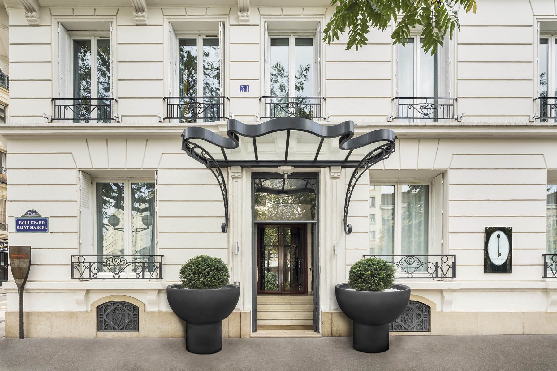 Façade d'immeuble parisien avec entrée, symbolisant l'extérieur élégant de BW La Demeure Paris.