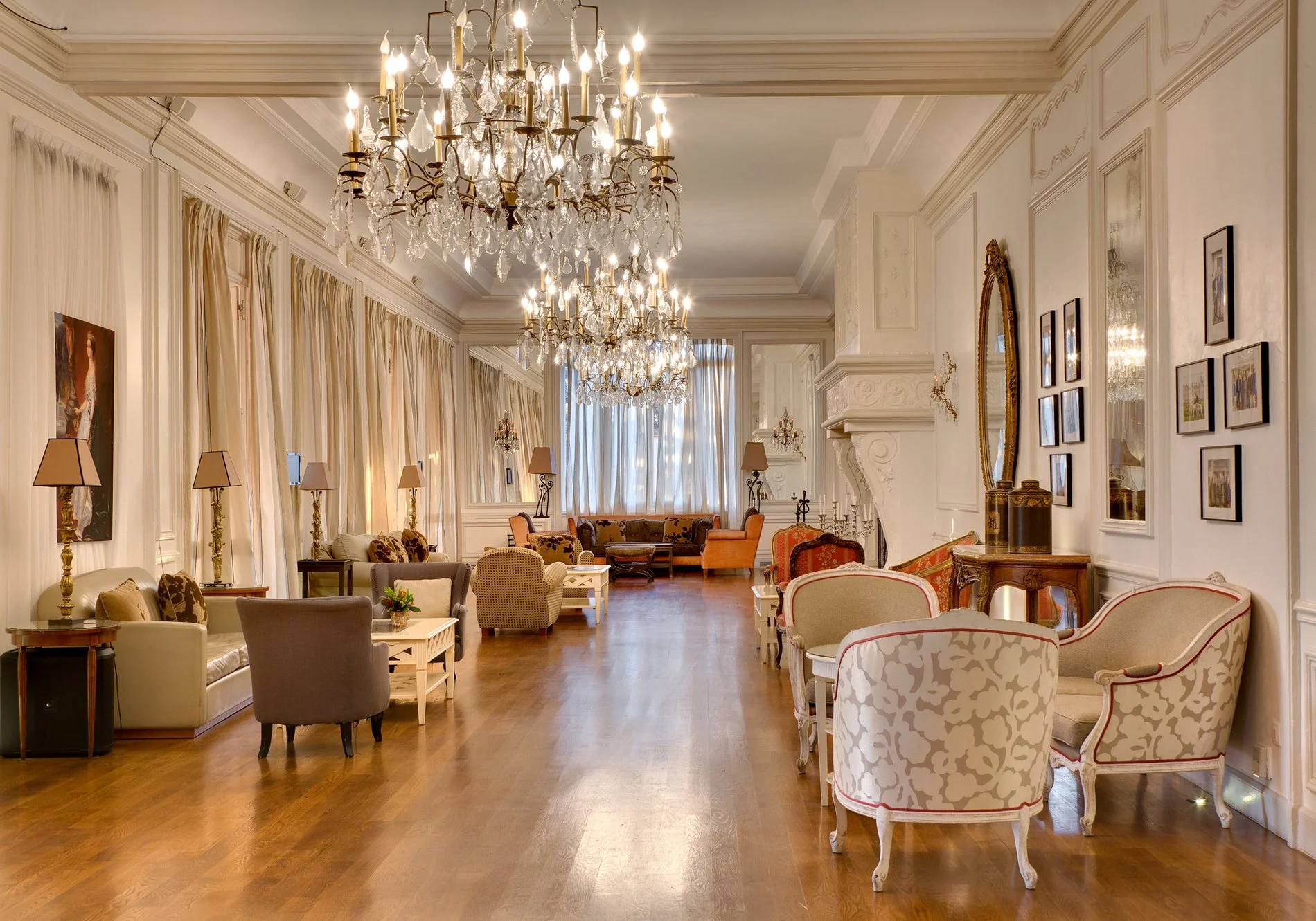 Pavillon Henri IV | Salle de réception avec lustres
