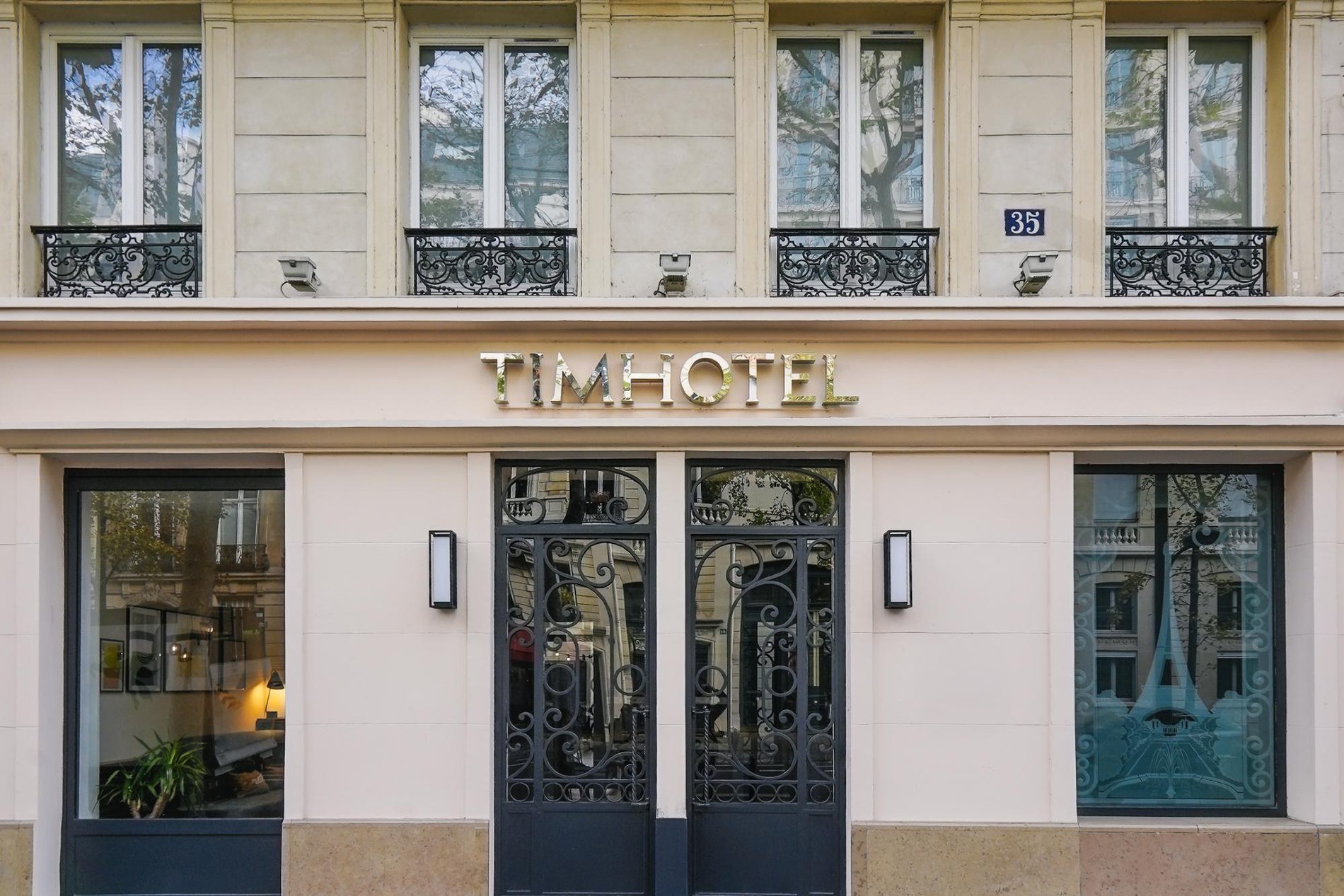 Façade du Timhotel Paris avec entrée accueillante