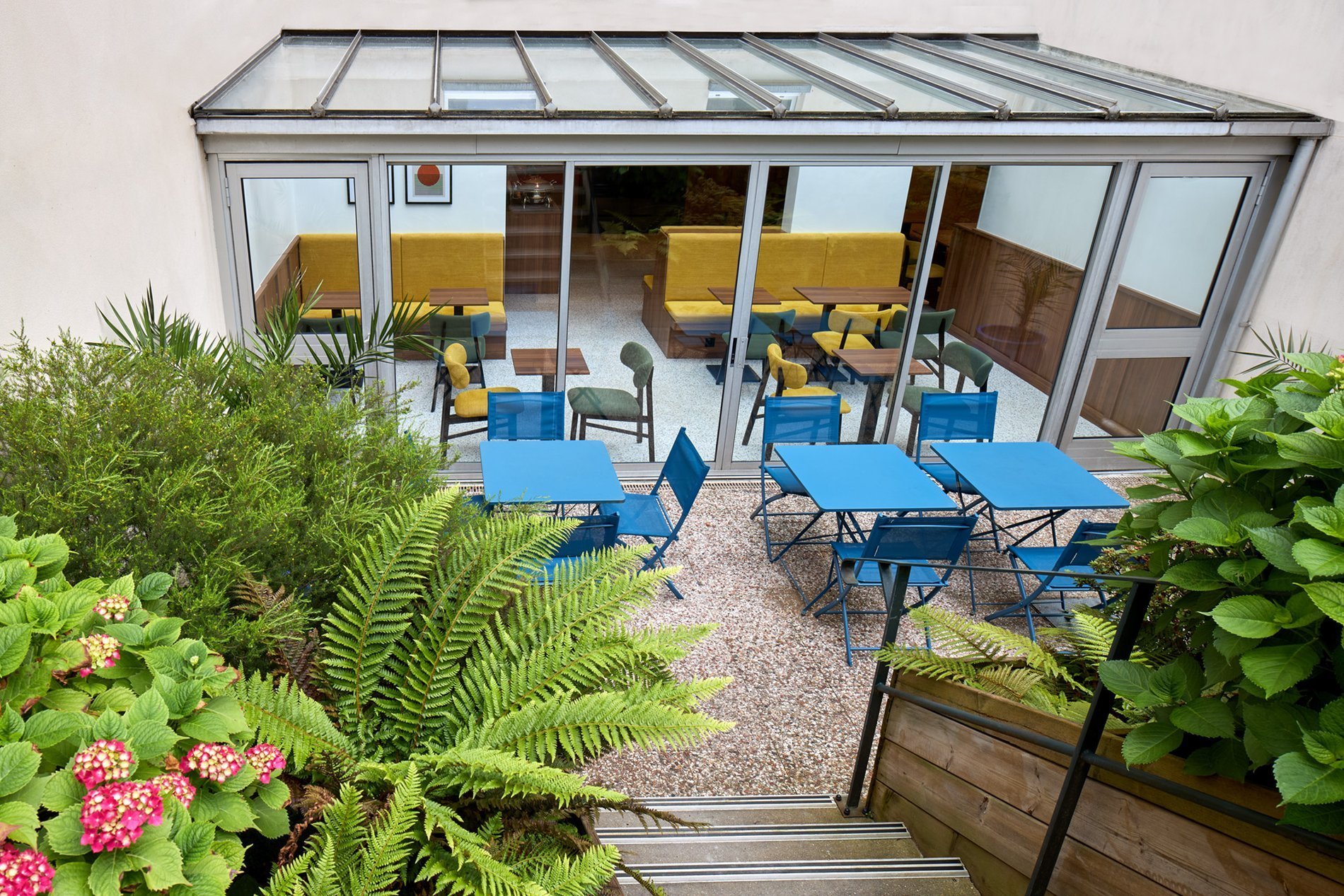 Terrasse extérieure avec mobilier de jardin au Timhotel Nation