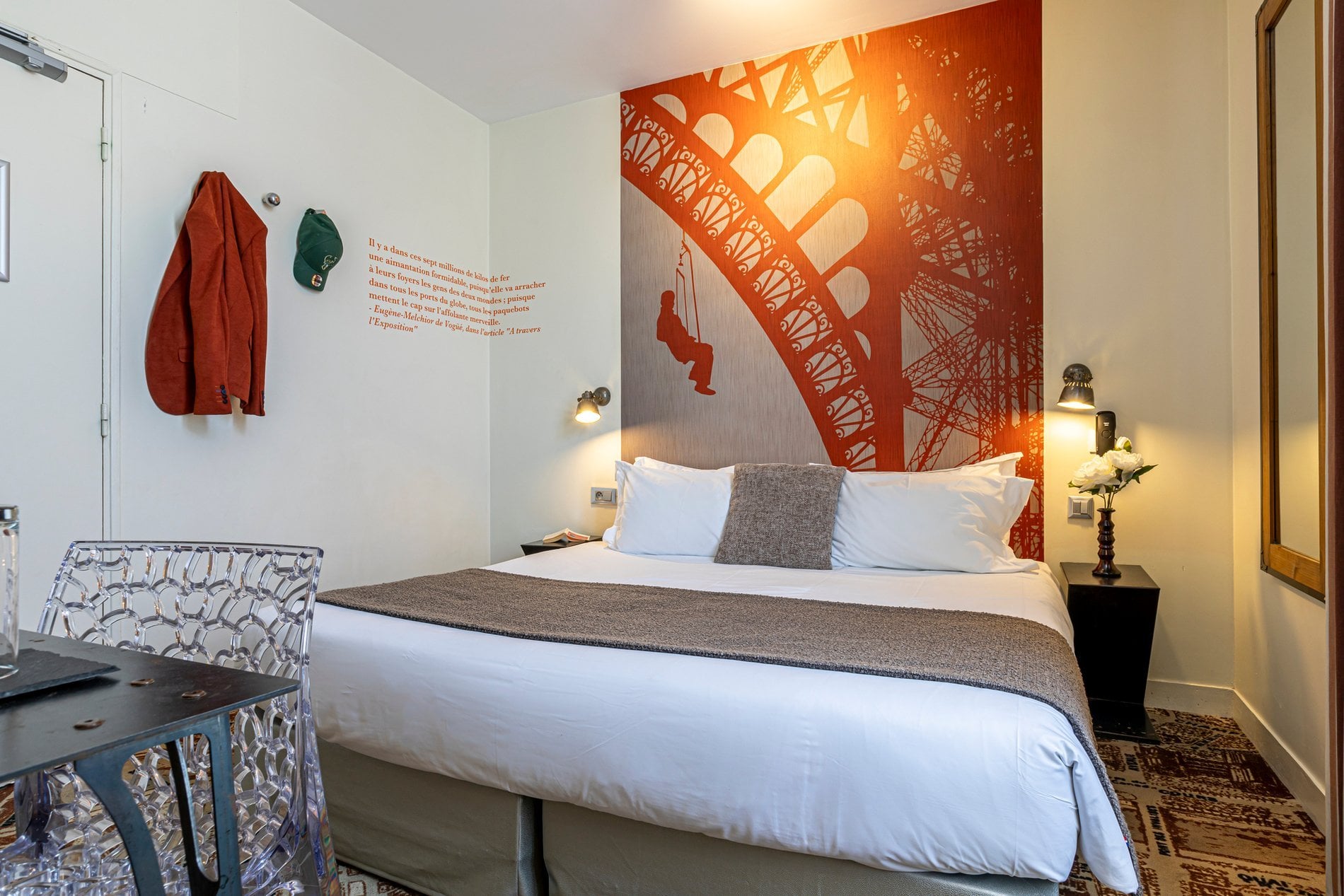 Chambre Double Eiffel spacieuse de l'Hôtel Alpha Paris Eiffel à Boulogne-Billancourt.