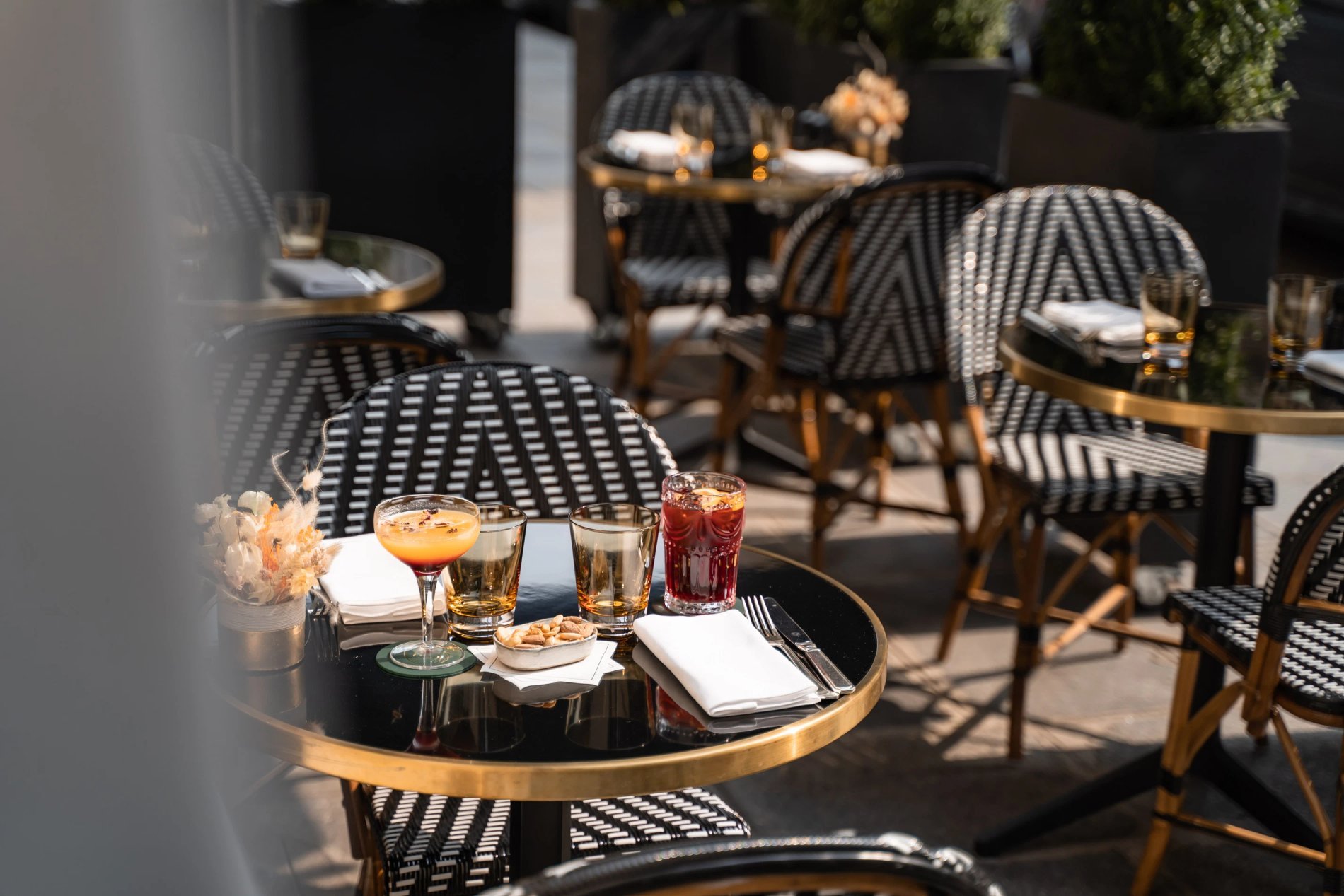 Grand Powers | Café 52 terrace